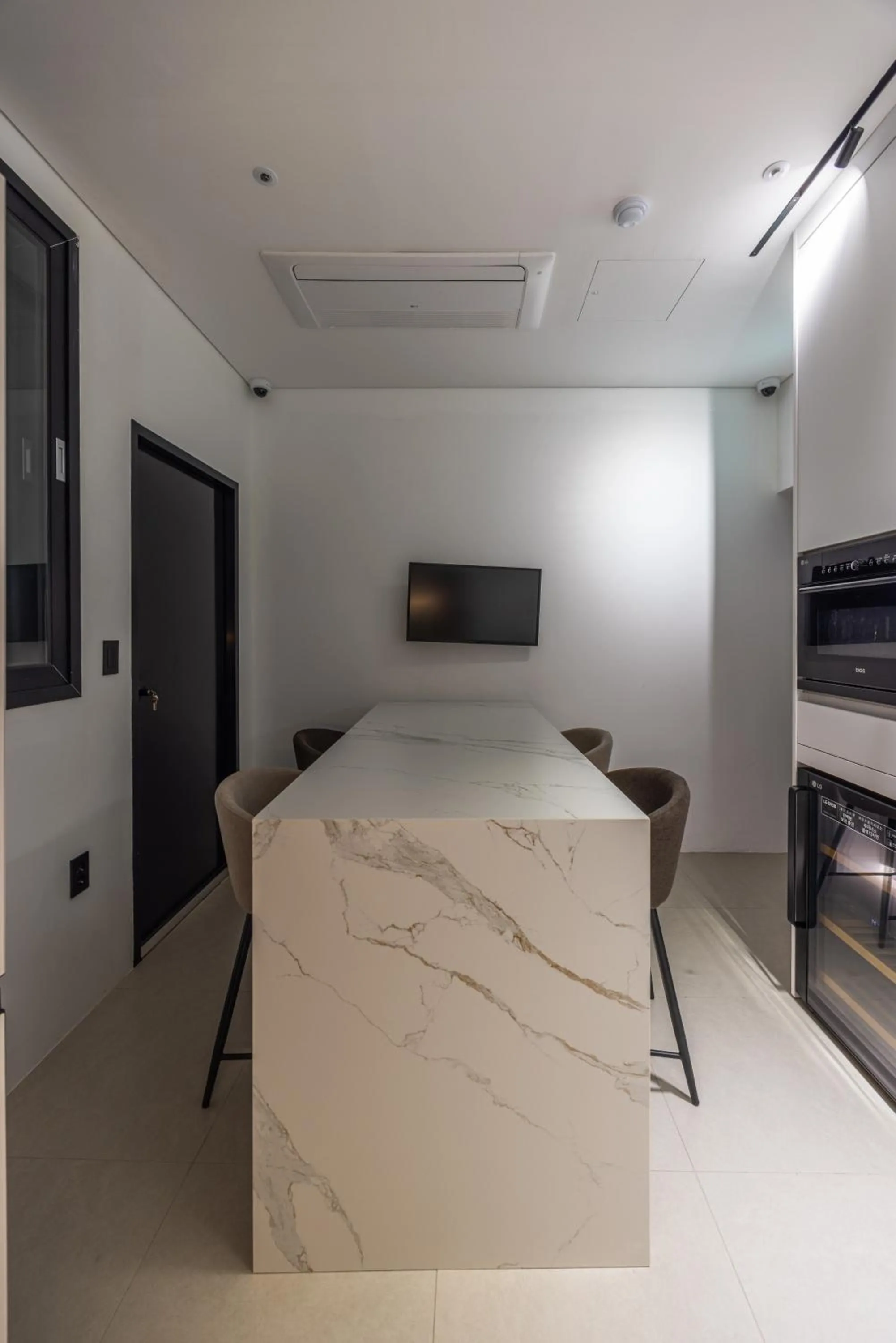 kitchen, Bed in Pyeongtaek Hotel The Gray Songtan