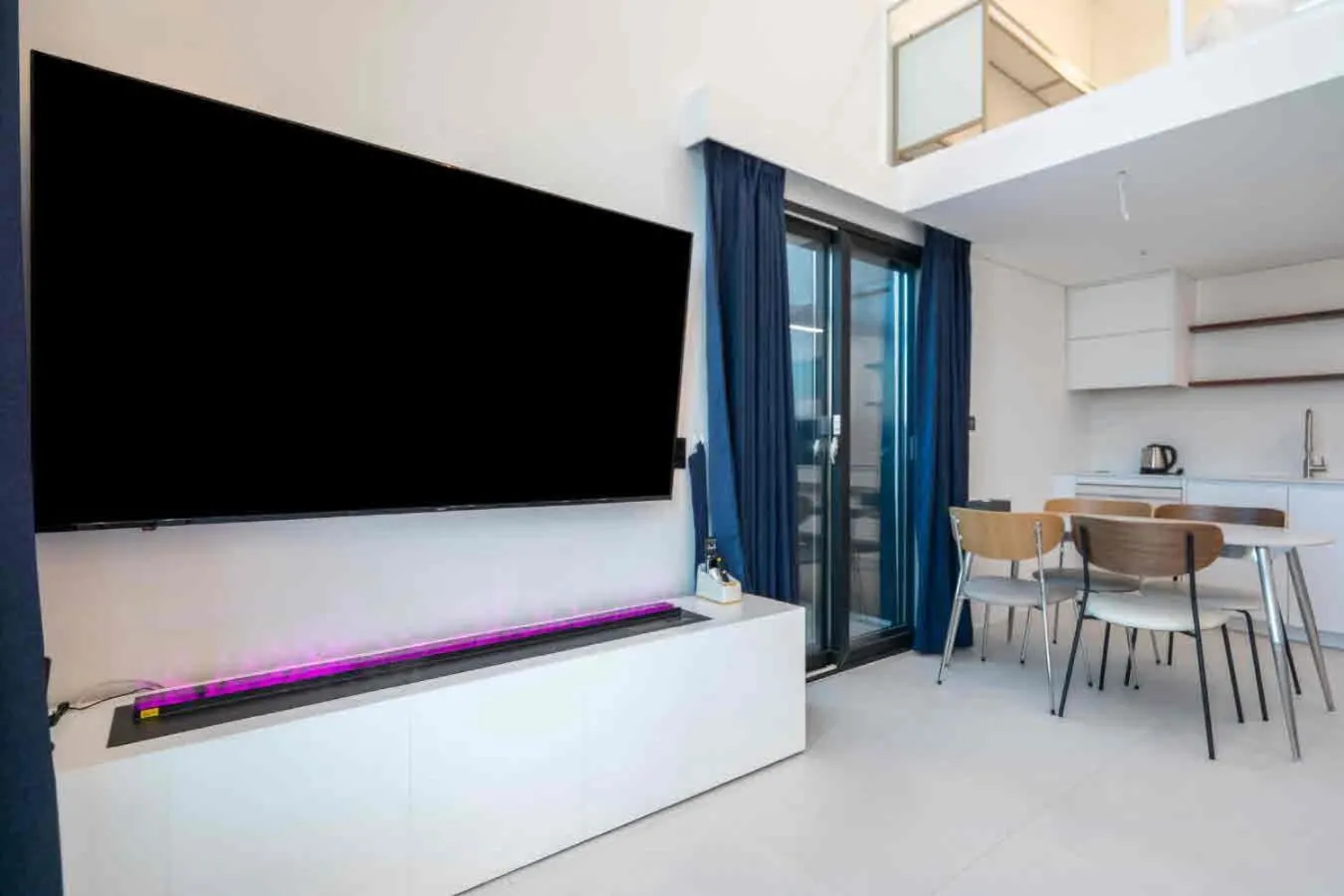 Living room, Bed in Pyeongtaek Hotel The Gray Songtan
