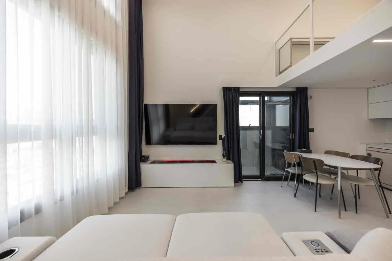Living room, Bed in Pyeongtaek Hotel The Gray Songtan