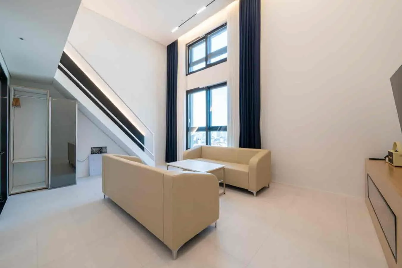 Living room, Bed in Pyeongtaek Hotel The Gray Songtan