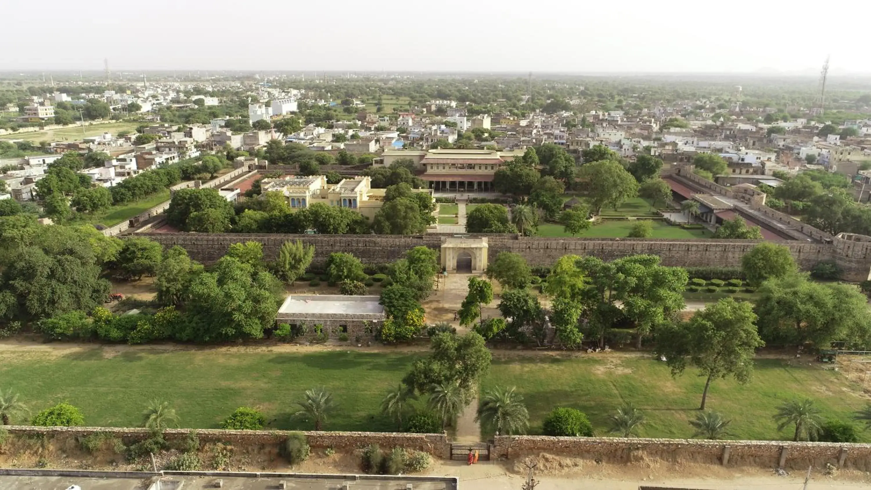 Property building in Castle Kanota Property building in Castle Kanota