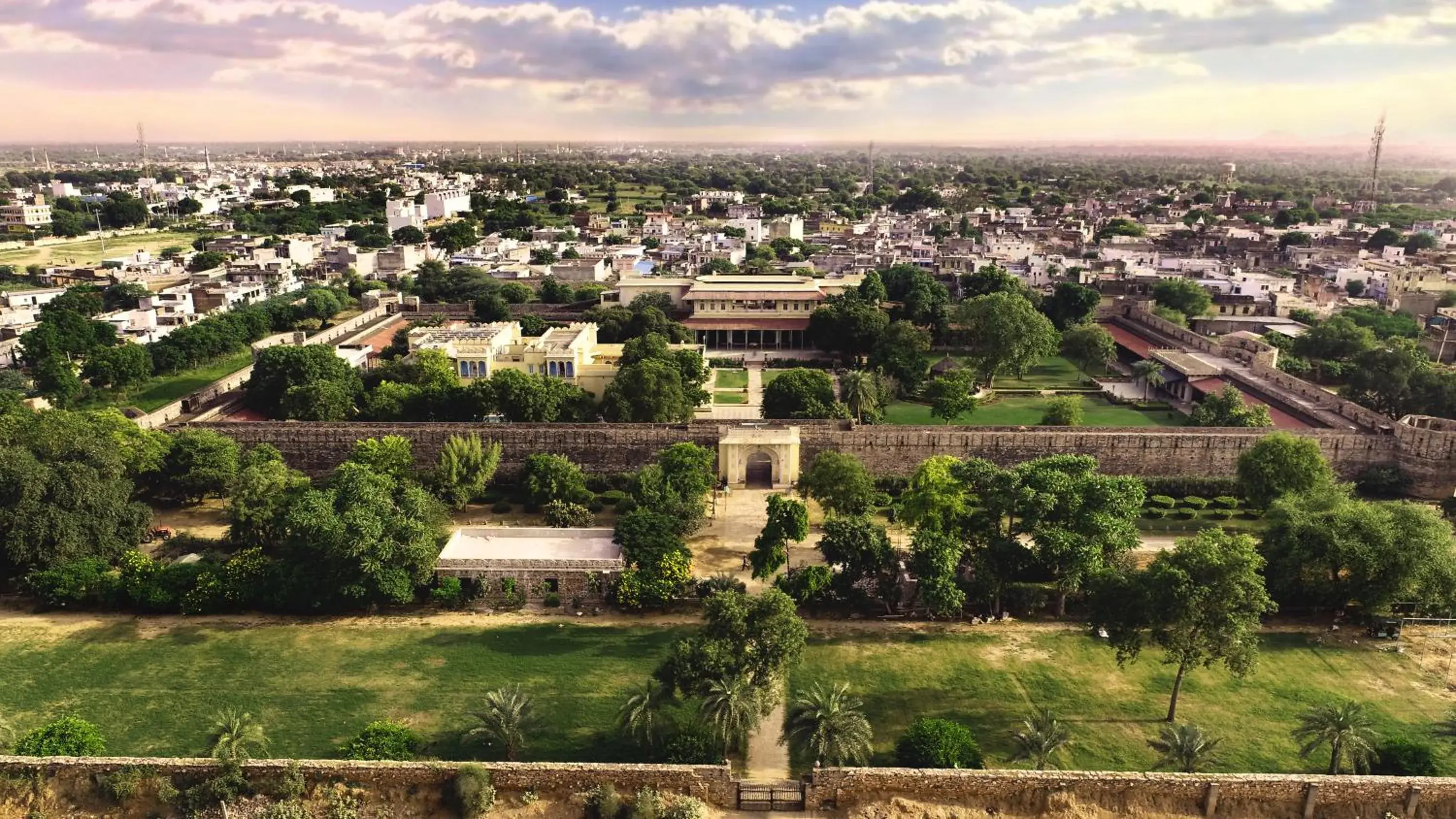 Property building in Castle Kanota Property building in Castle Kanota