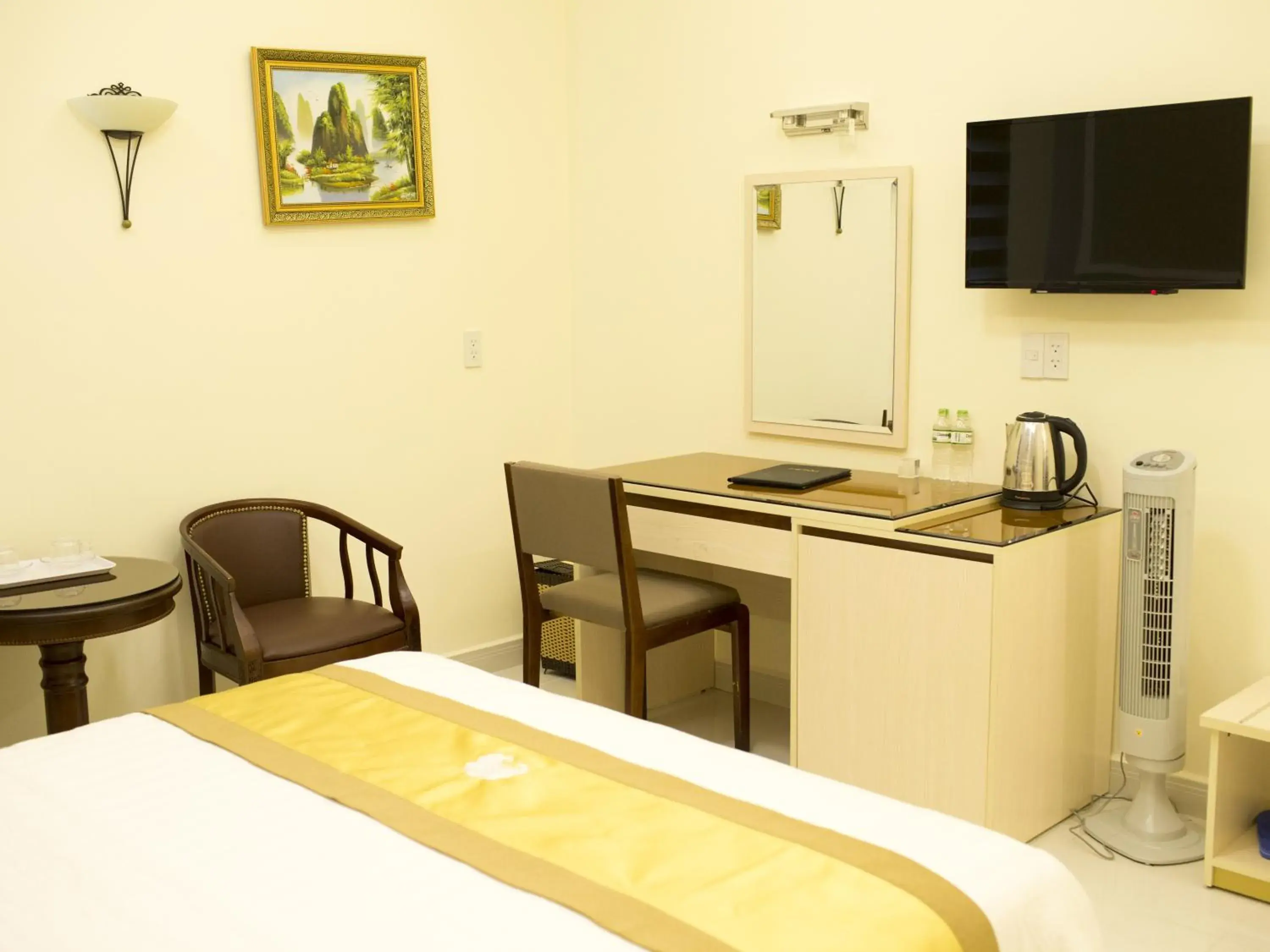 Coffee/tea facilities, Bed in Hotel Hoang Minh Chau Coffee/tea facilities, Bed in Hotel Hoang Minh Chau