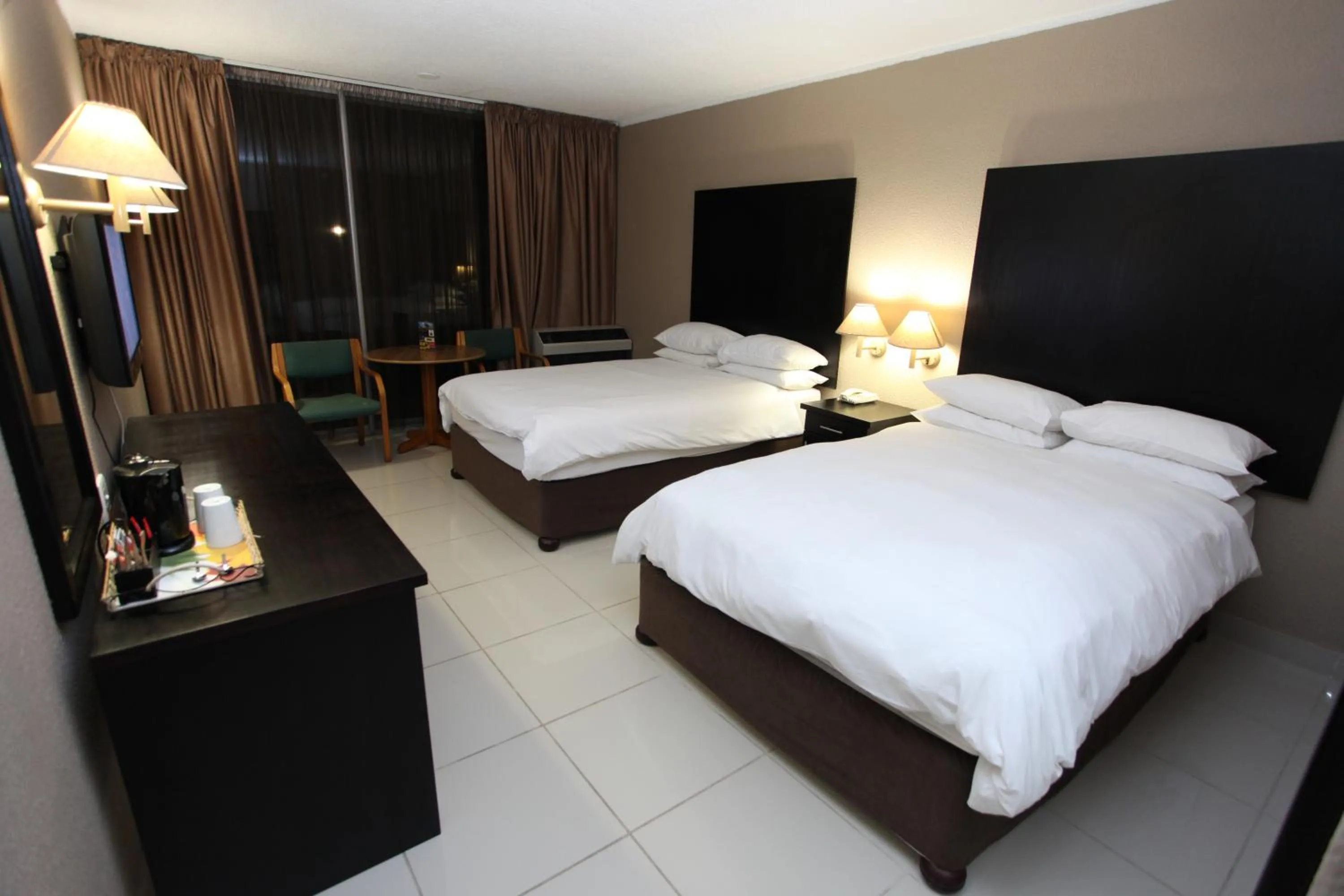 Bedroom, Bed in Wilderness Beach Hotel