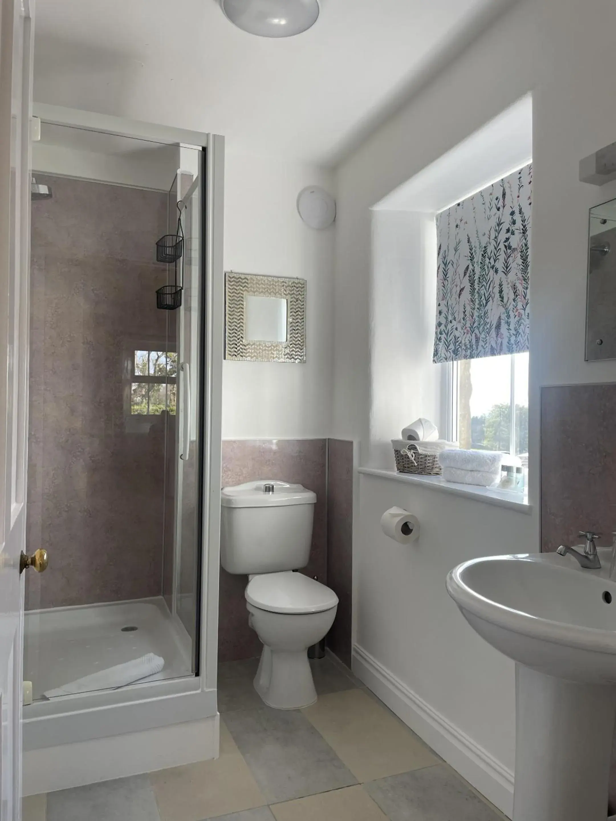 Twin Room with Private Bathroom in Pheasant Inn Twin Room with Private Bathroom in Pheasant Inn