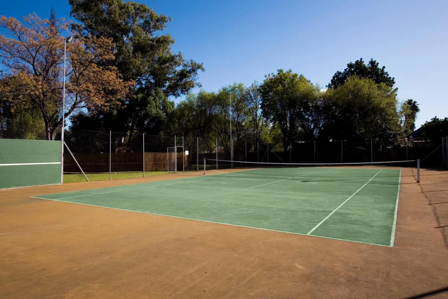 Tennis court in Oudtshoorn Inn Hotel