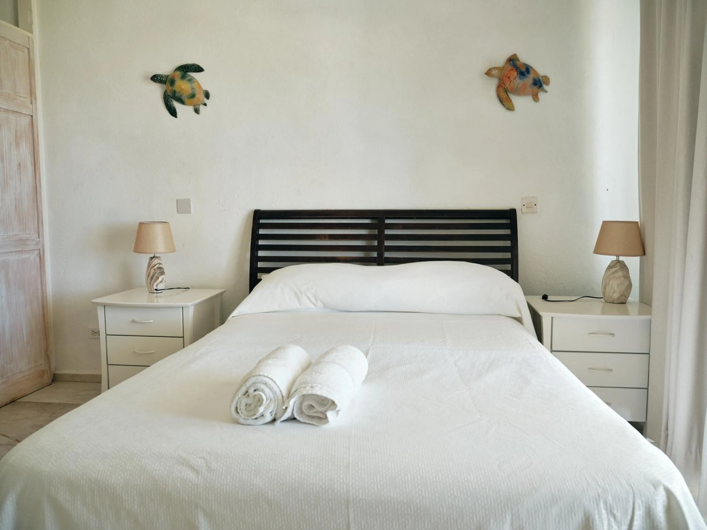 Bedroom, Bed in Ocean Spray Apartments