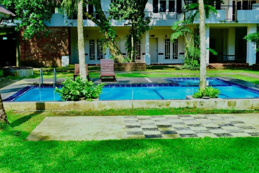 Swimming pool in Airport Heritage