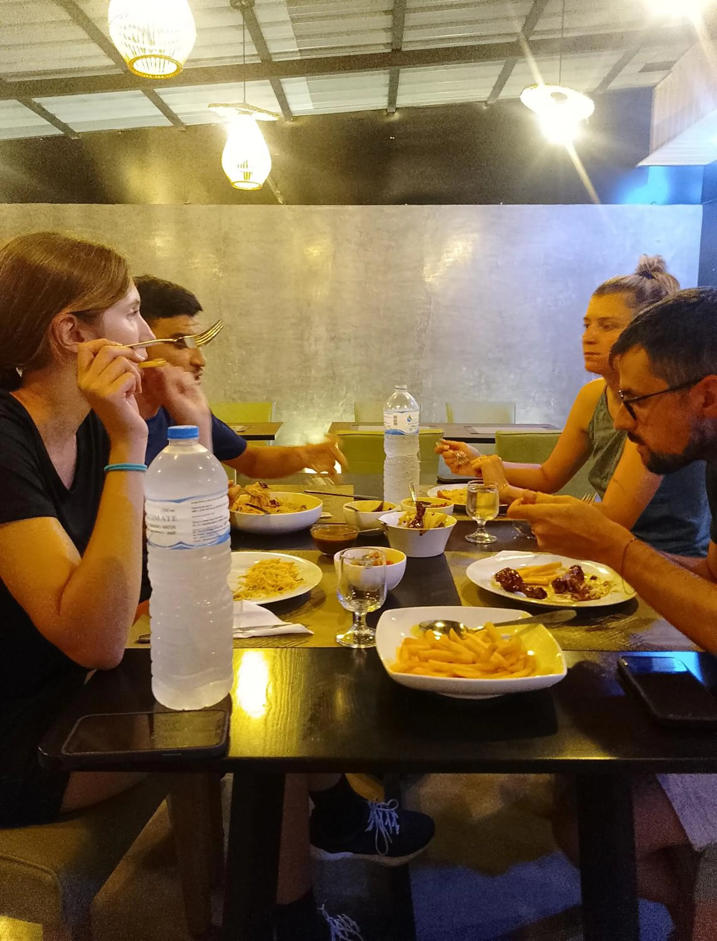 Restaurant/places to eat in Airport Heritage