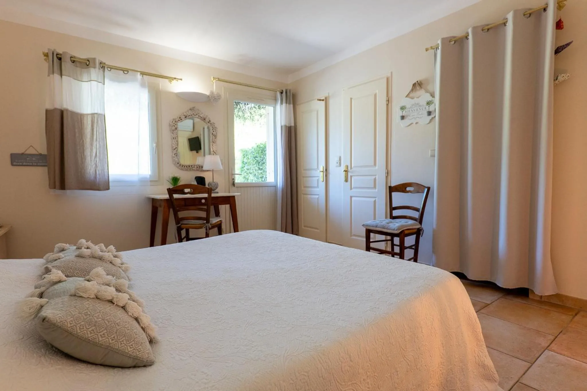 Living room, Bed in Le Mas Du Loup
