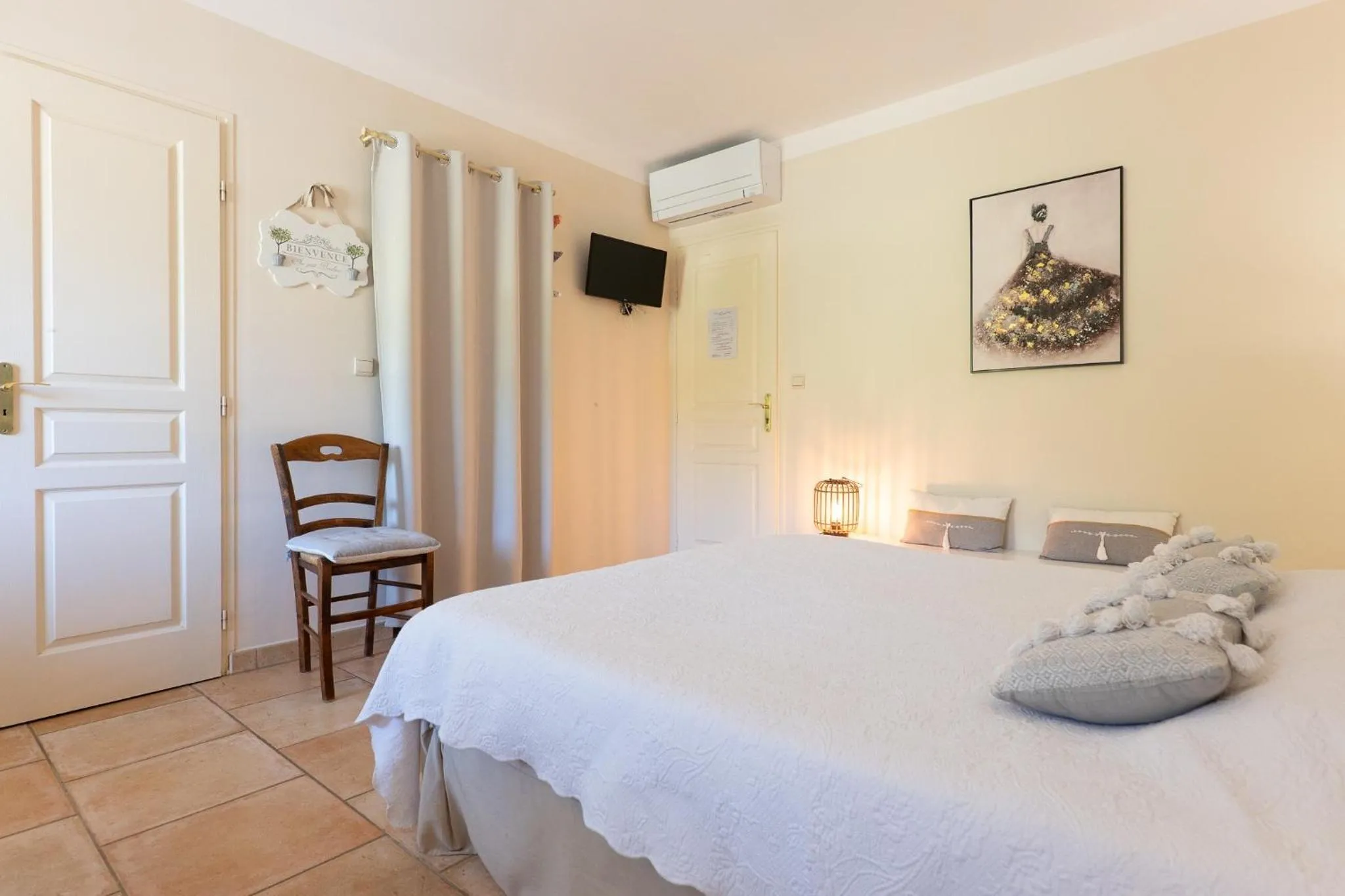 Living room, Bed in Le Mas Du Loup