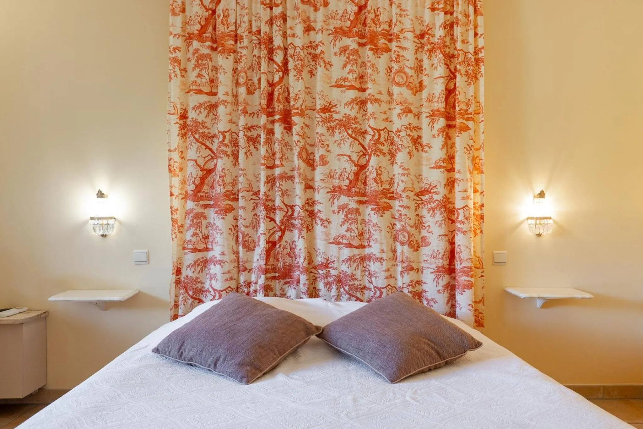 Living room, Bed in Le Mas Du Loup