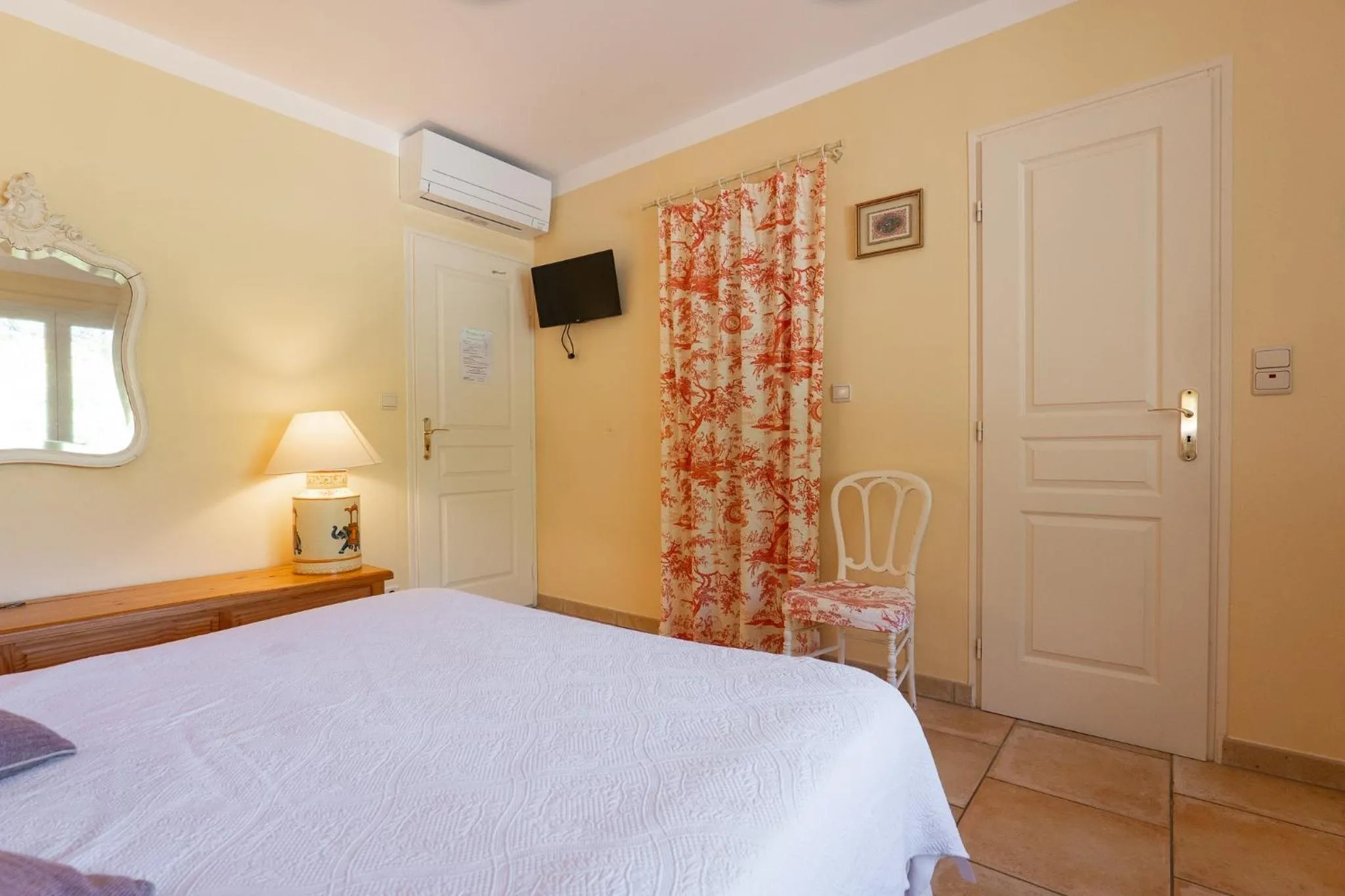 Living room, Bed in Le Mas Du Loup