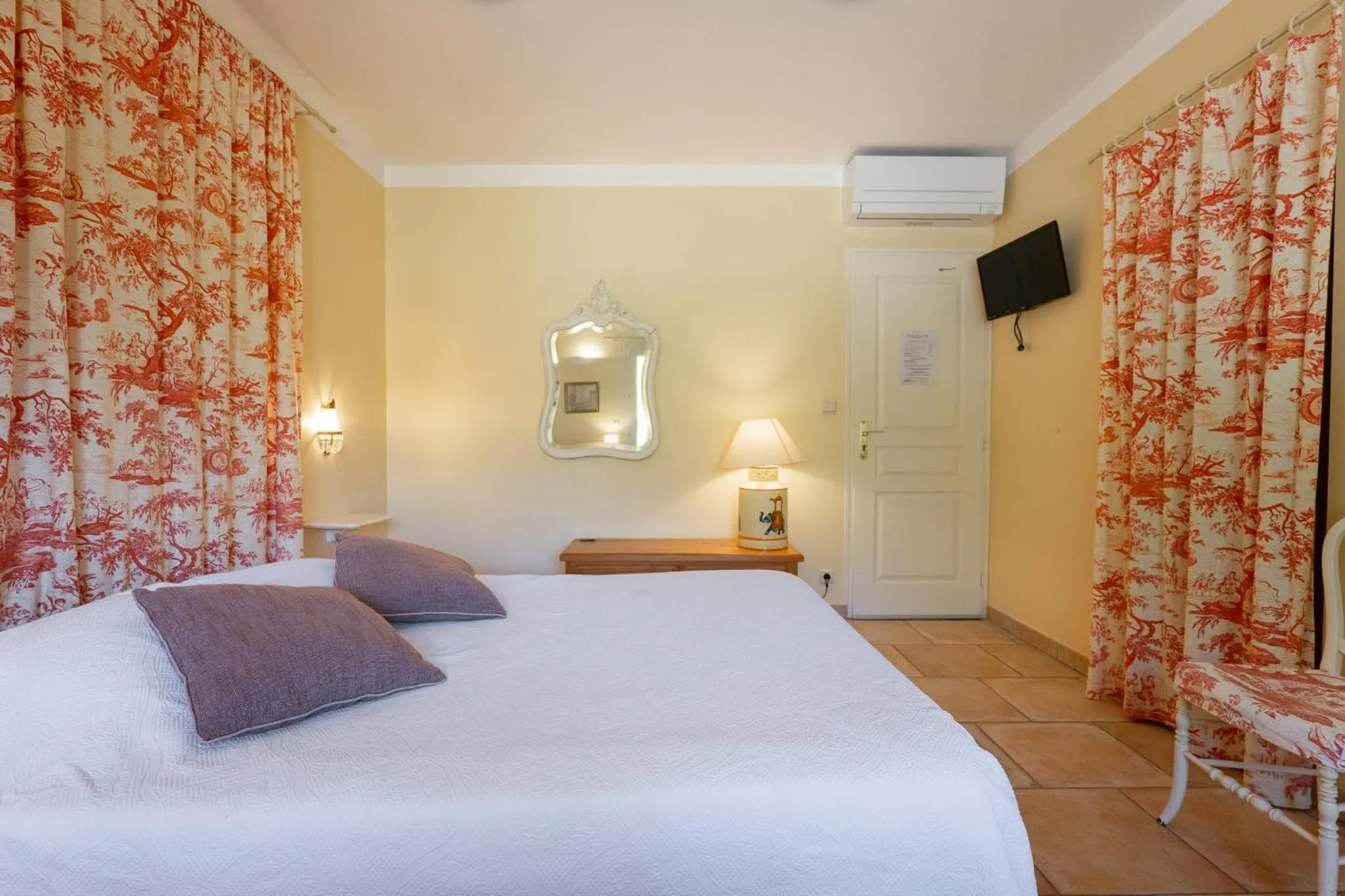 Living room, Bed in Le Mas Du Loup