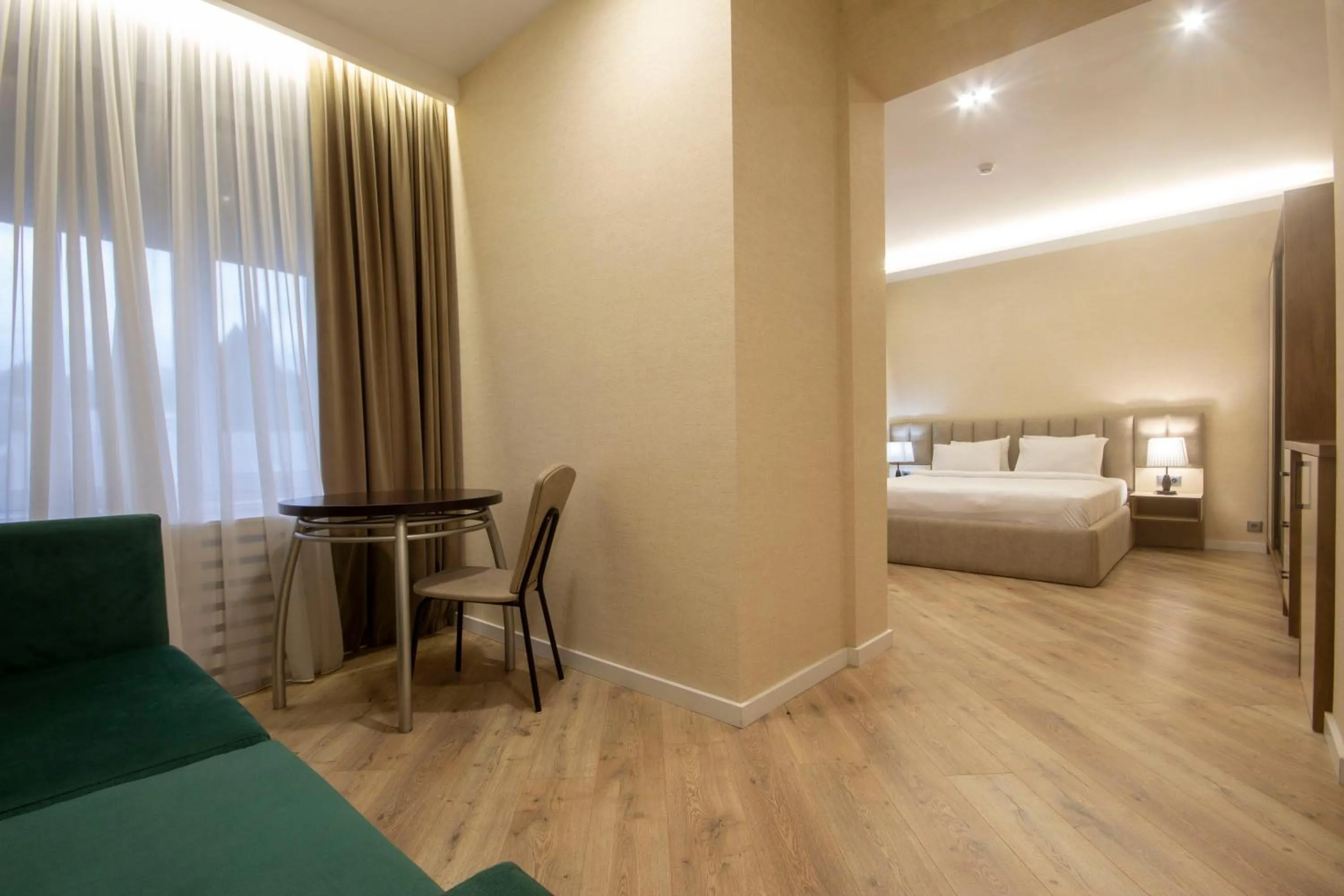 Photo of the whole room, Bed in Kinor David Glatt Kosher Hotel