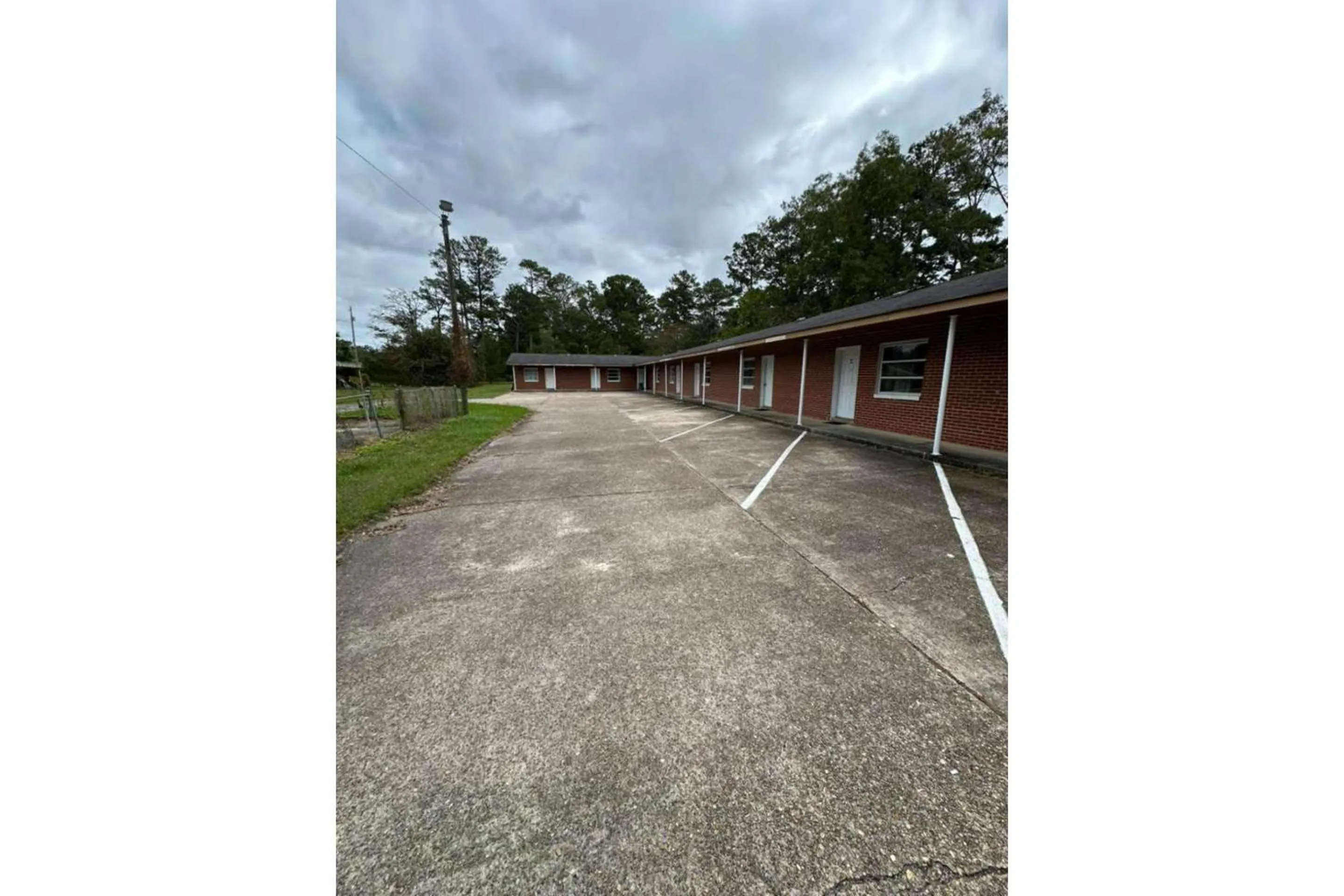 Property building in Walkers Inn Dothan by Hotel O