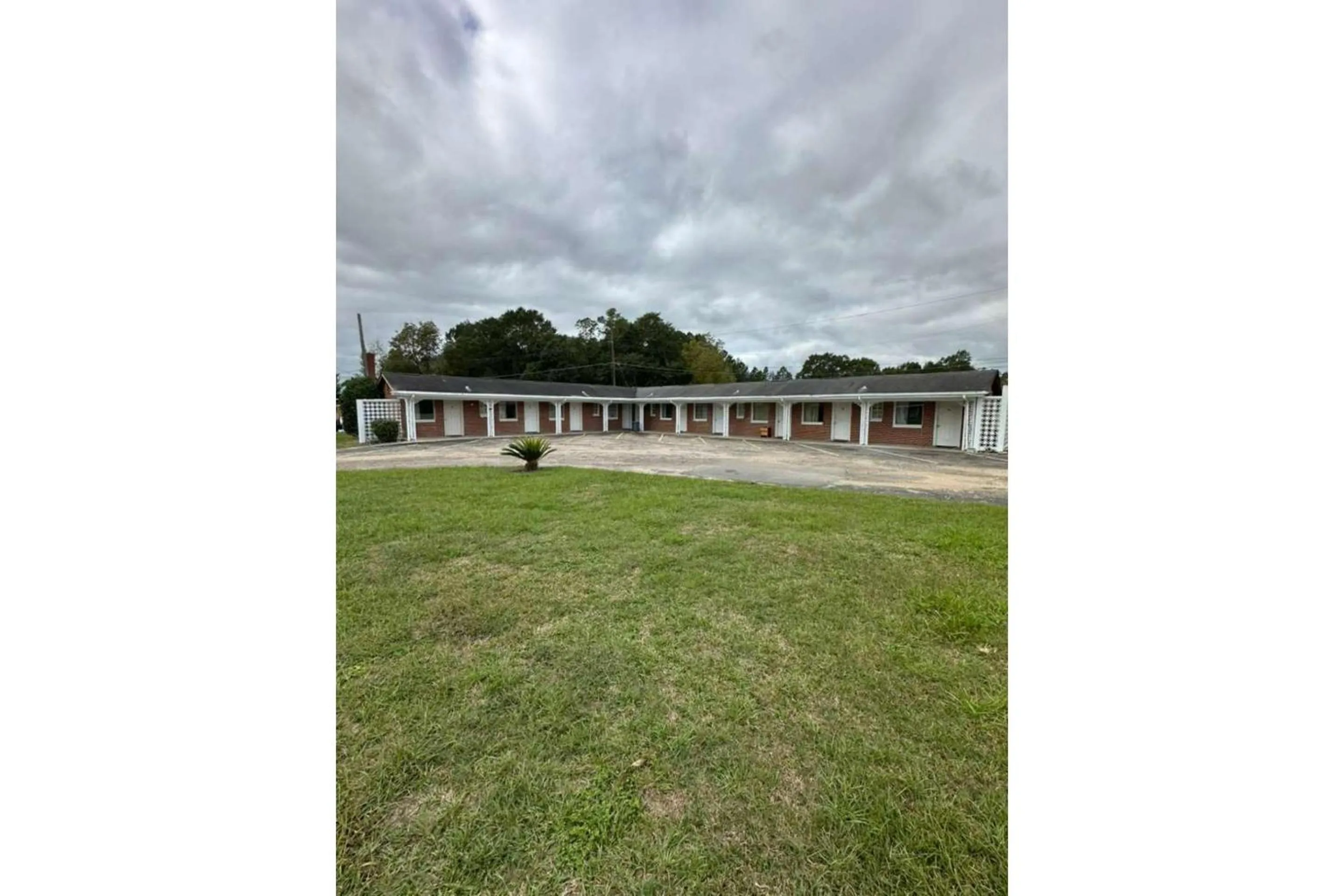 Property building in Walkers Inn Dothan by Hotel O