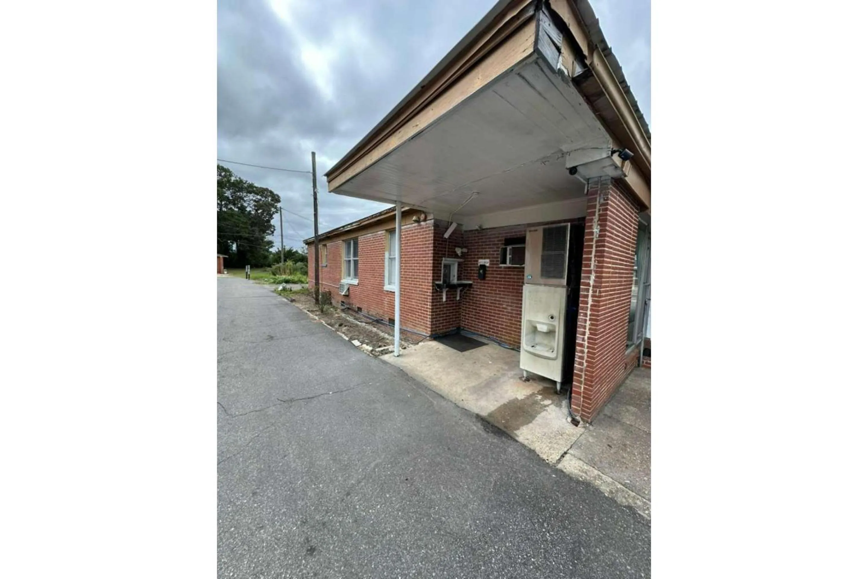 Property building in Walkers Inn Dothan by Hotel O