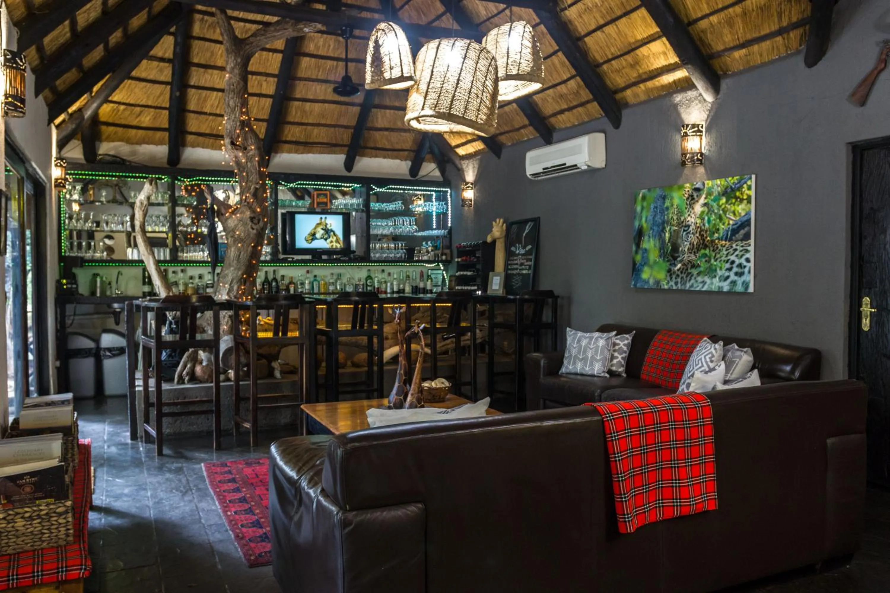 Communal lounge/ TV room in Ezulwini Game Lodges