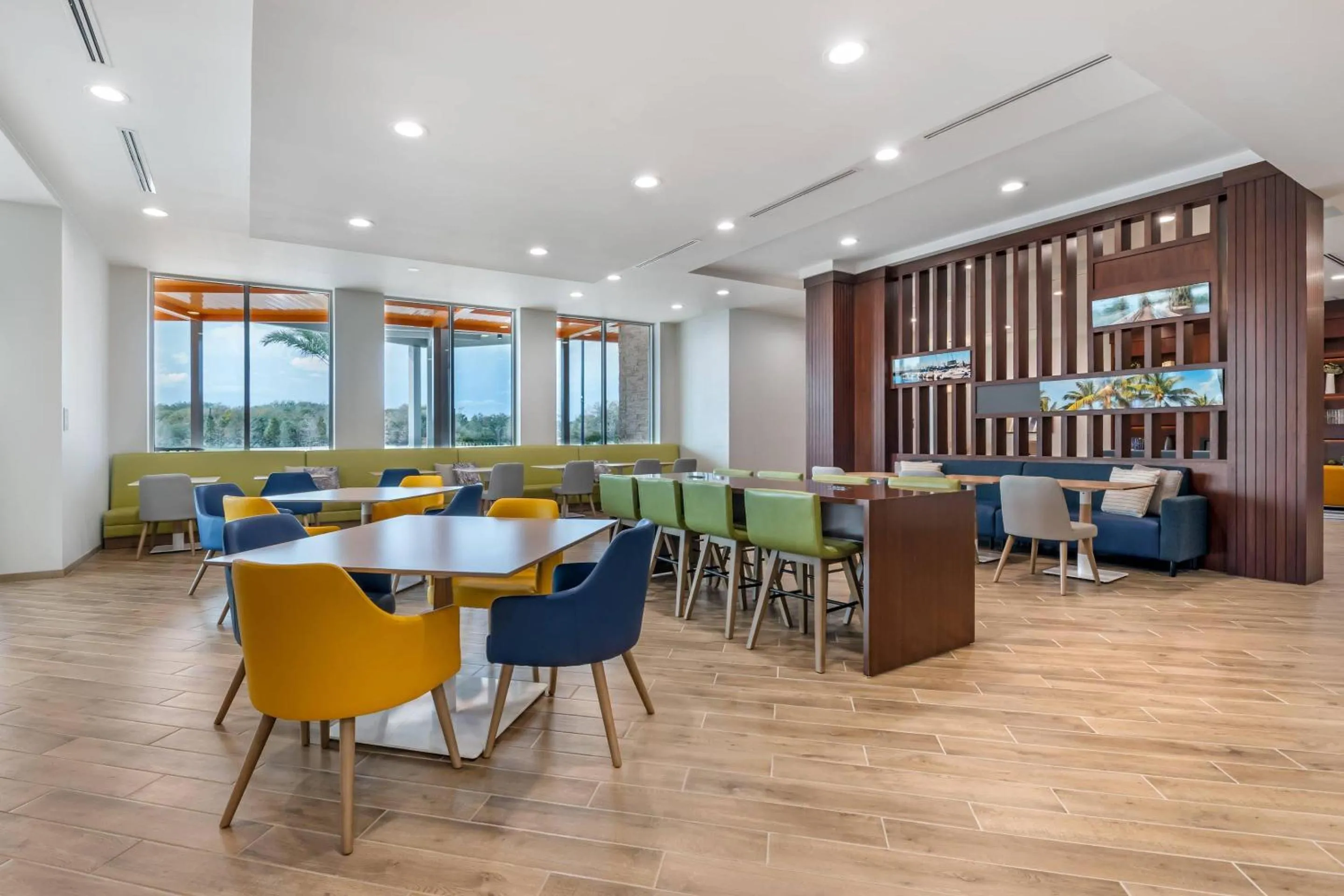 Breakfast in Comfort Inn & Suites Orlando Sanford Airport