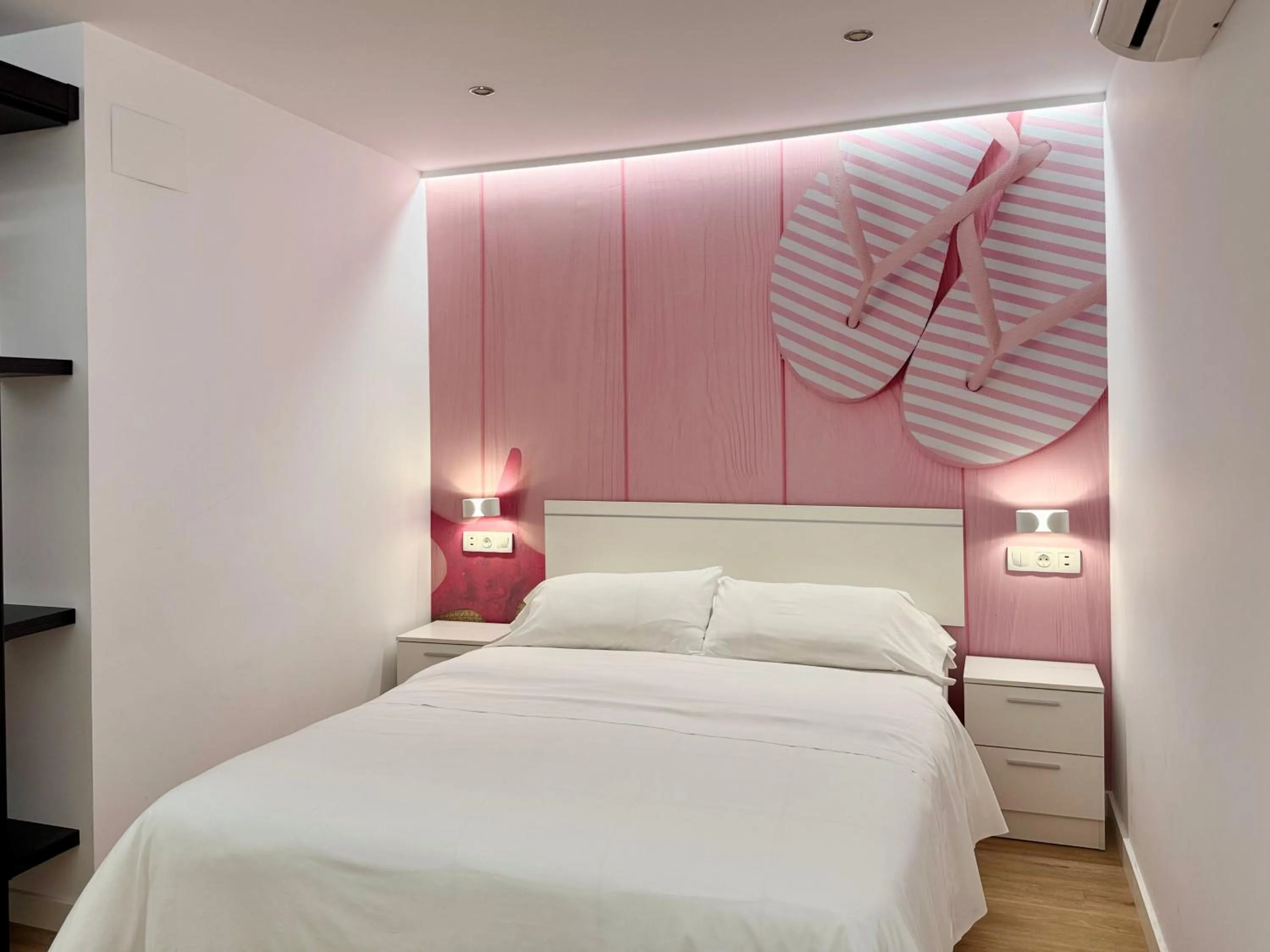 Bed in Color Suites Alicante