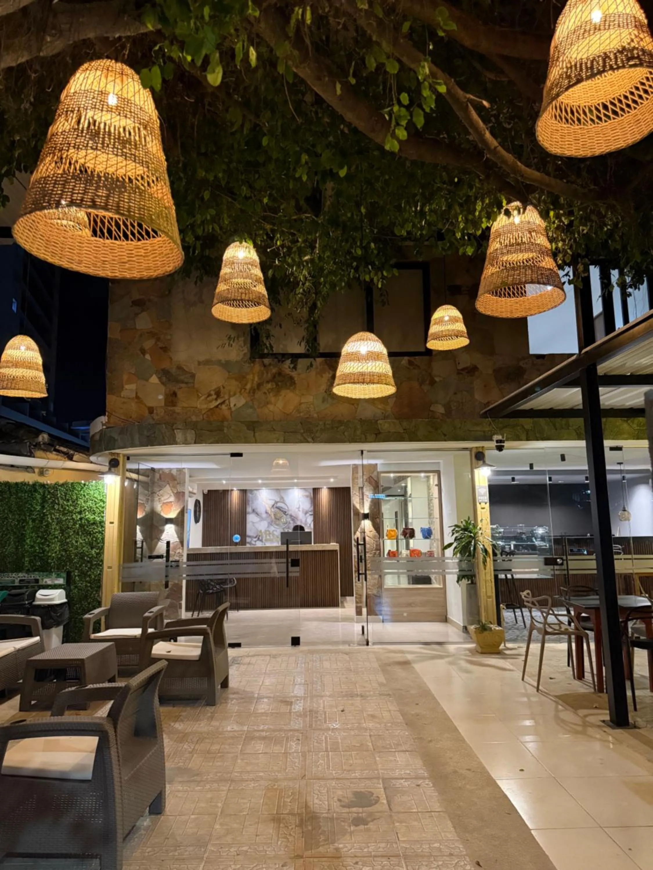 Restaurant/places to eat in Arcadia Hotel