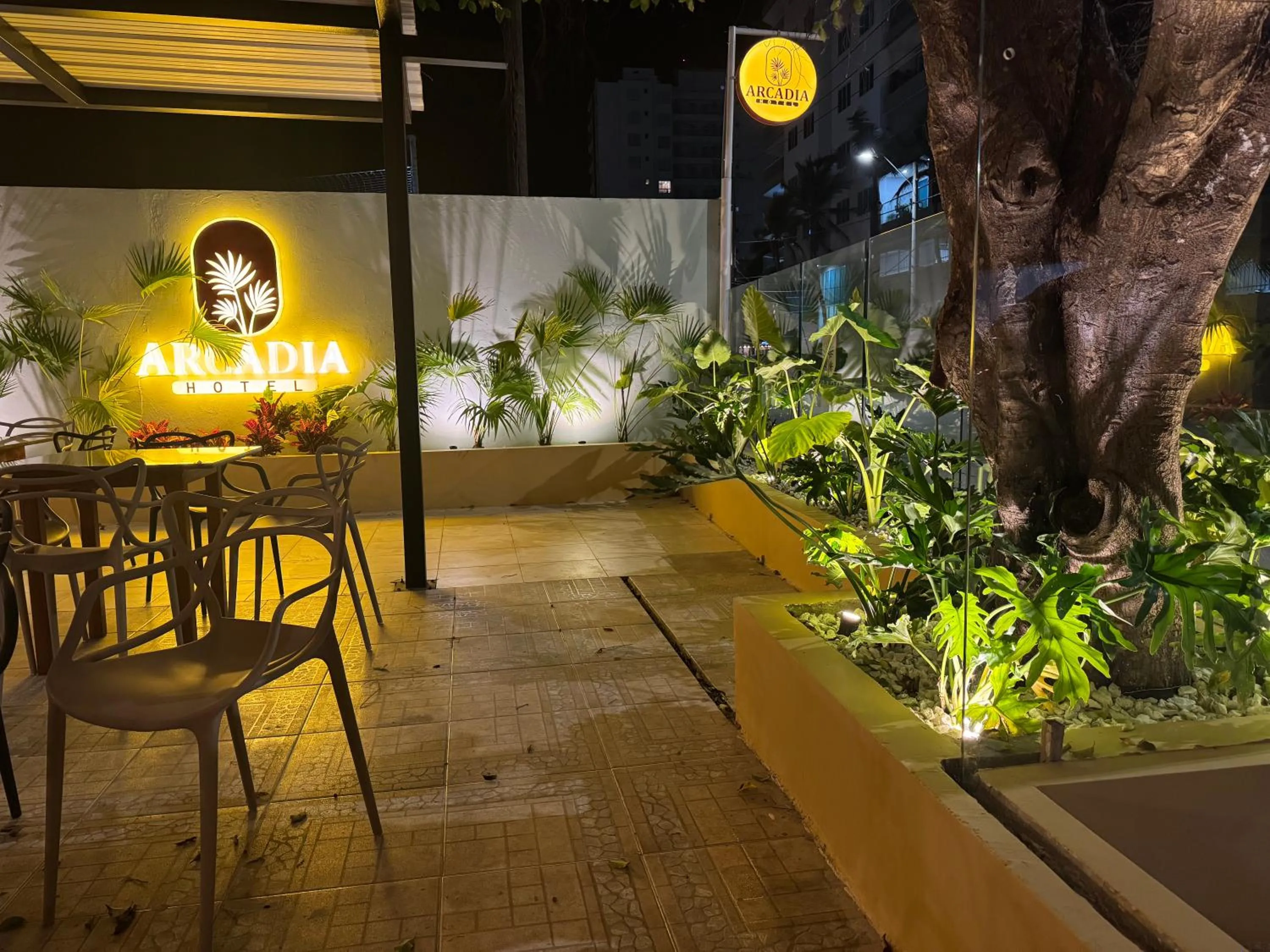 Restaurant/places to eat in Arcadia Hotel
