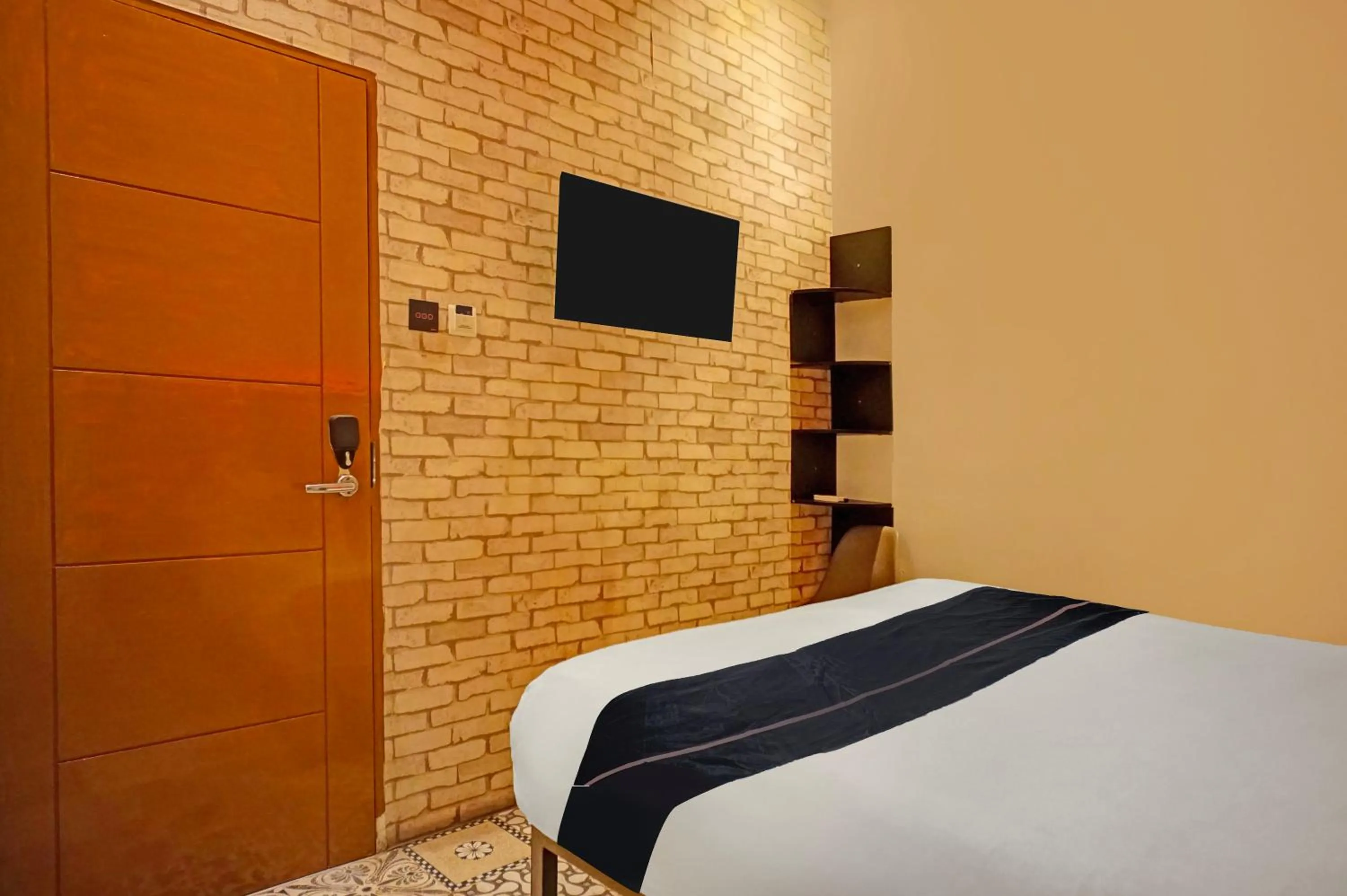 Bedroom, Bed in Hotel O near Ringroad City Walk XXI formerly Mitrotel Medan