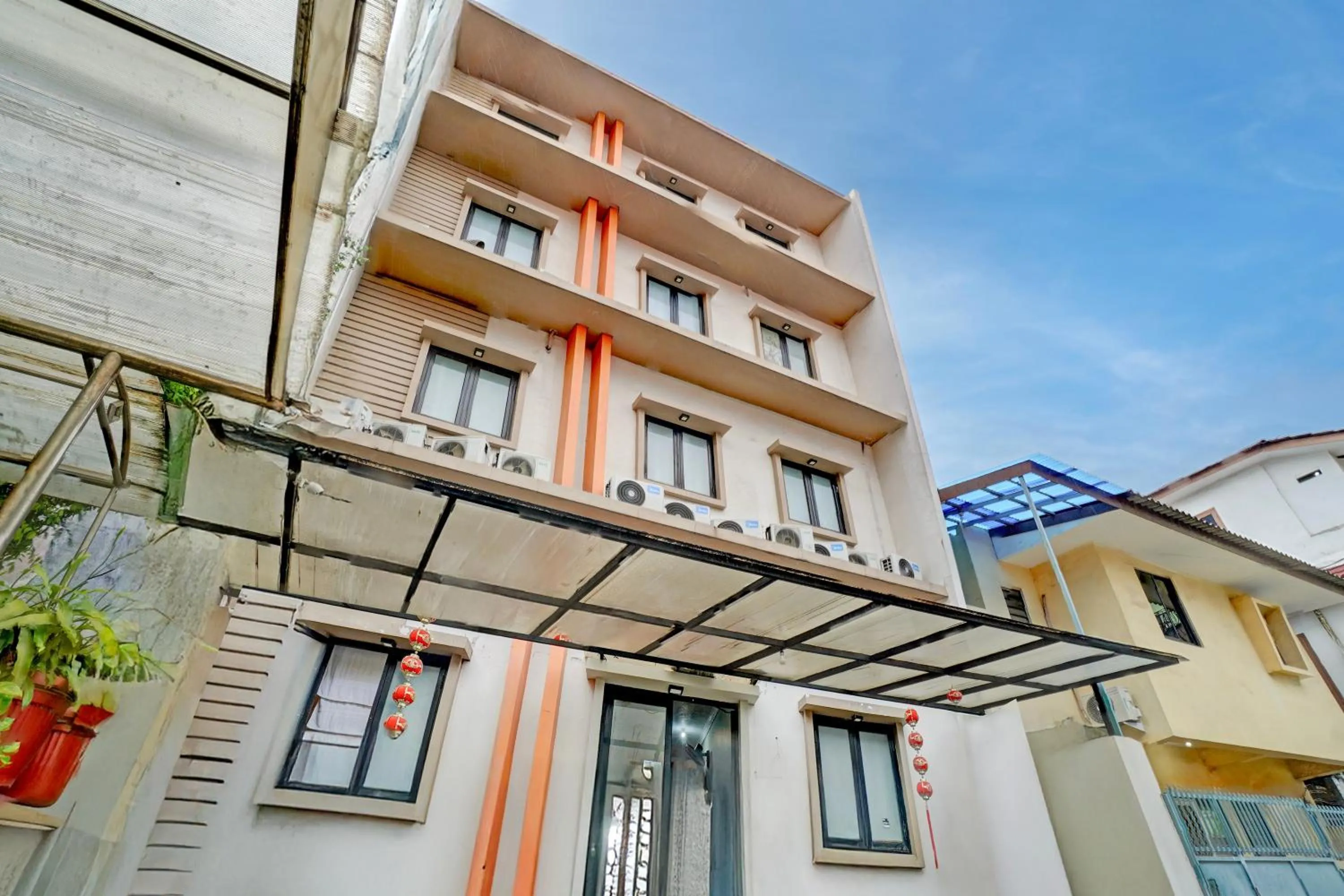 Facade/entrance in Hotel O near Monas formerly Pondokan Kota Jakarta