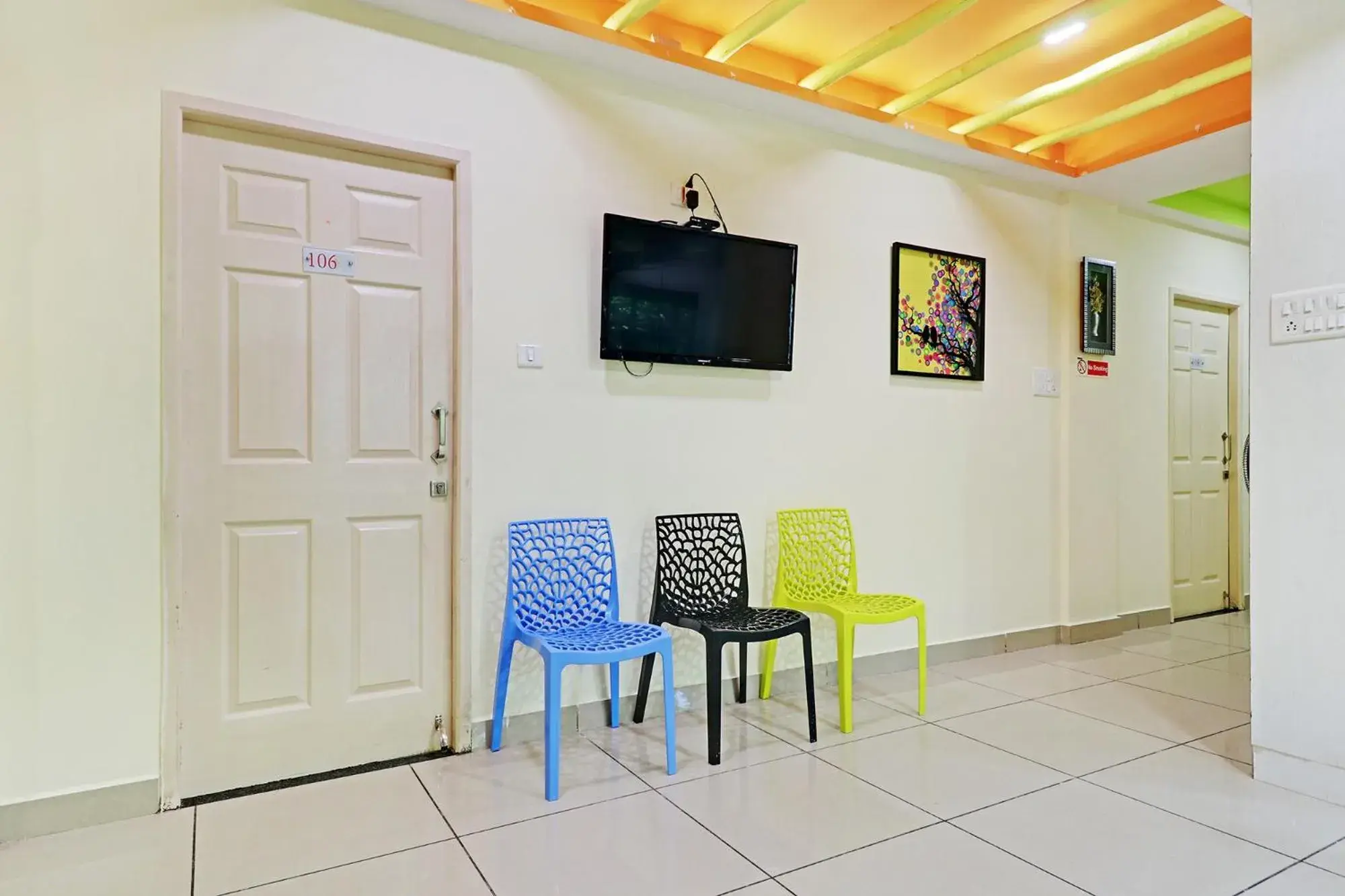 Lobby or reception in Fabhotel Colors Service Apartment - Nr MRC Nagar Lobby or reception in Fabhotel Colors Service Apartment - Nr MRC Nagar