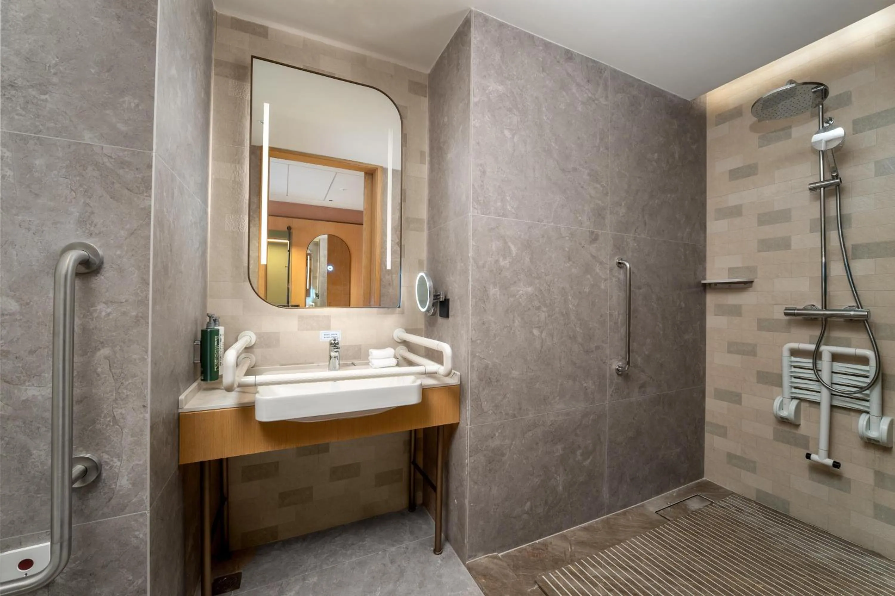 Bathroom in Hilton Garden Inn Beijing Fengtai Xinxiang Building