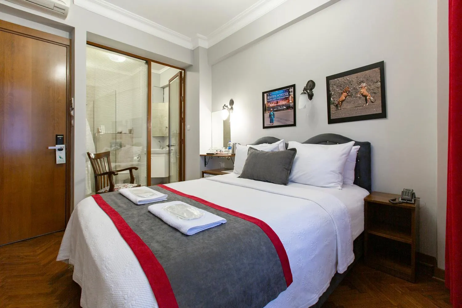 Photo of the whole room, Bed in Queen Seagull Boutique Hotel