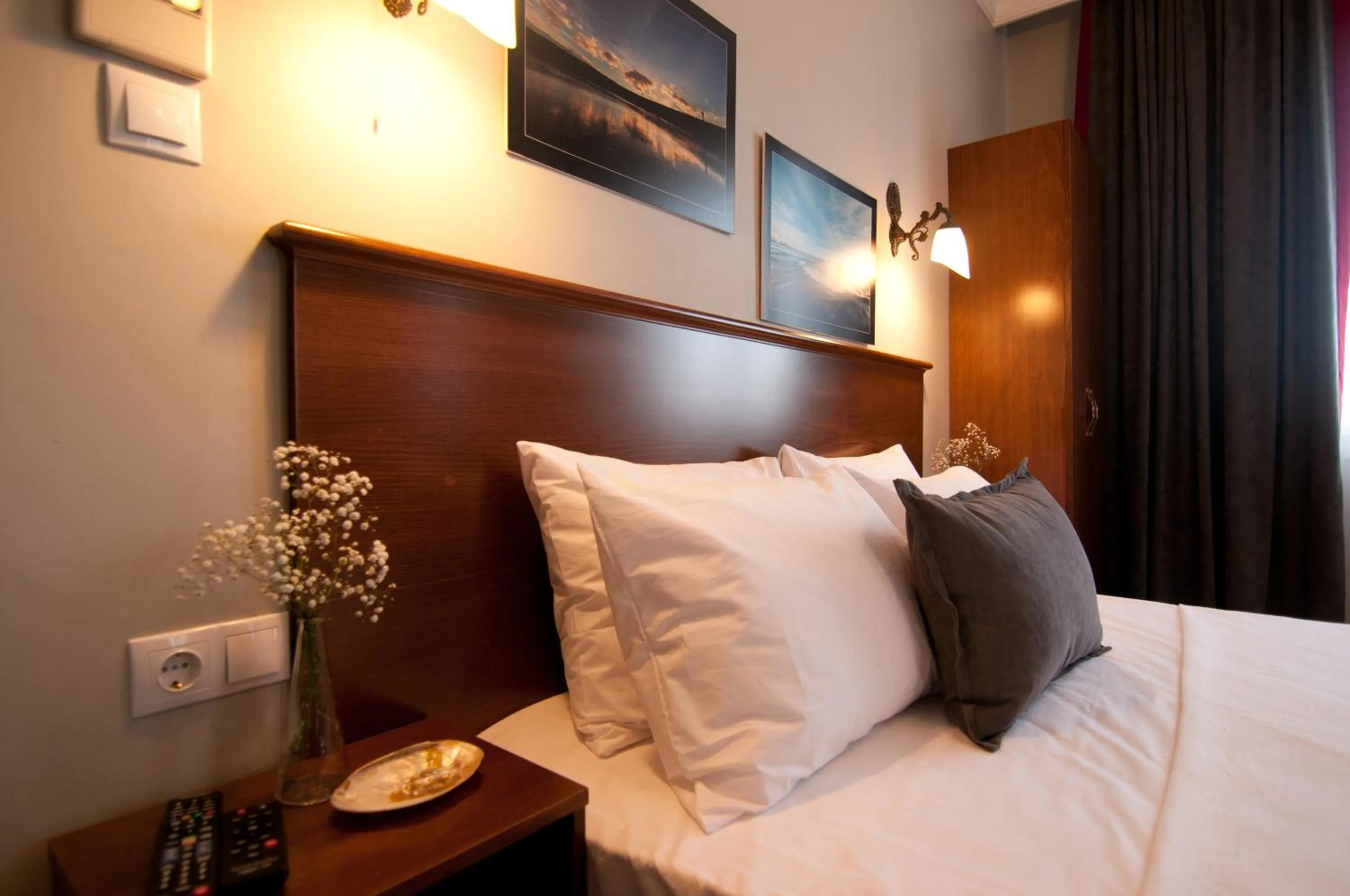 Bedroom, Bed in Queen Seagull Boutique Hotel