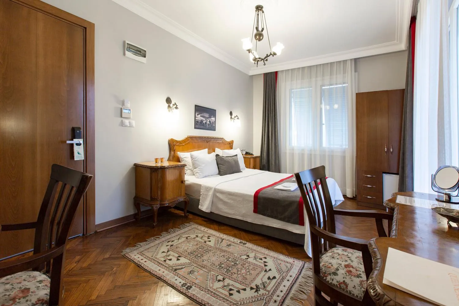 Photo of the whole room, Bed in Queen Seagull Boutique Hotel