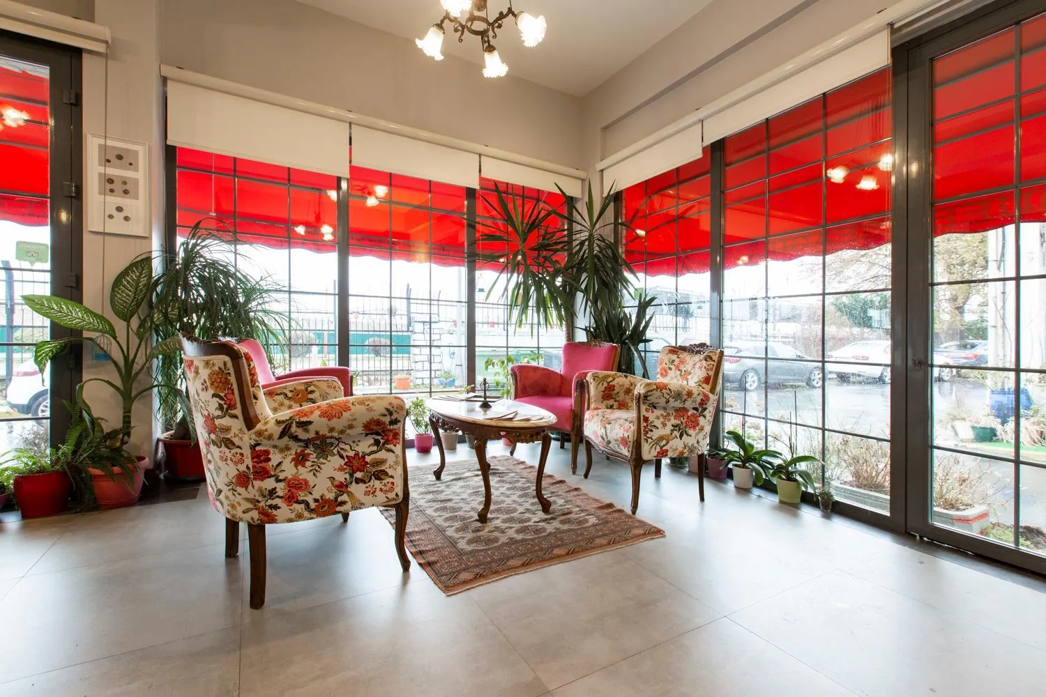 Communal lounge/ TV room in Queen Seagull Boutique Hotel