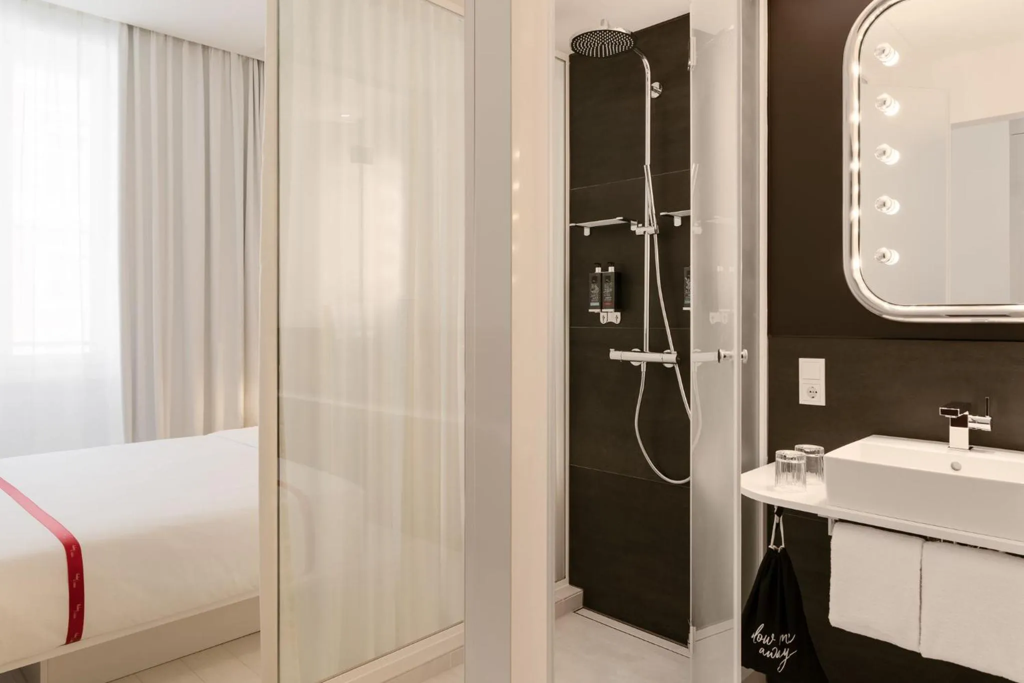 Bathroom, Bed in Ruby Giulia Hotel Rome