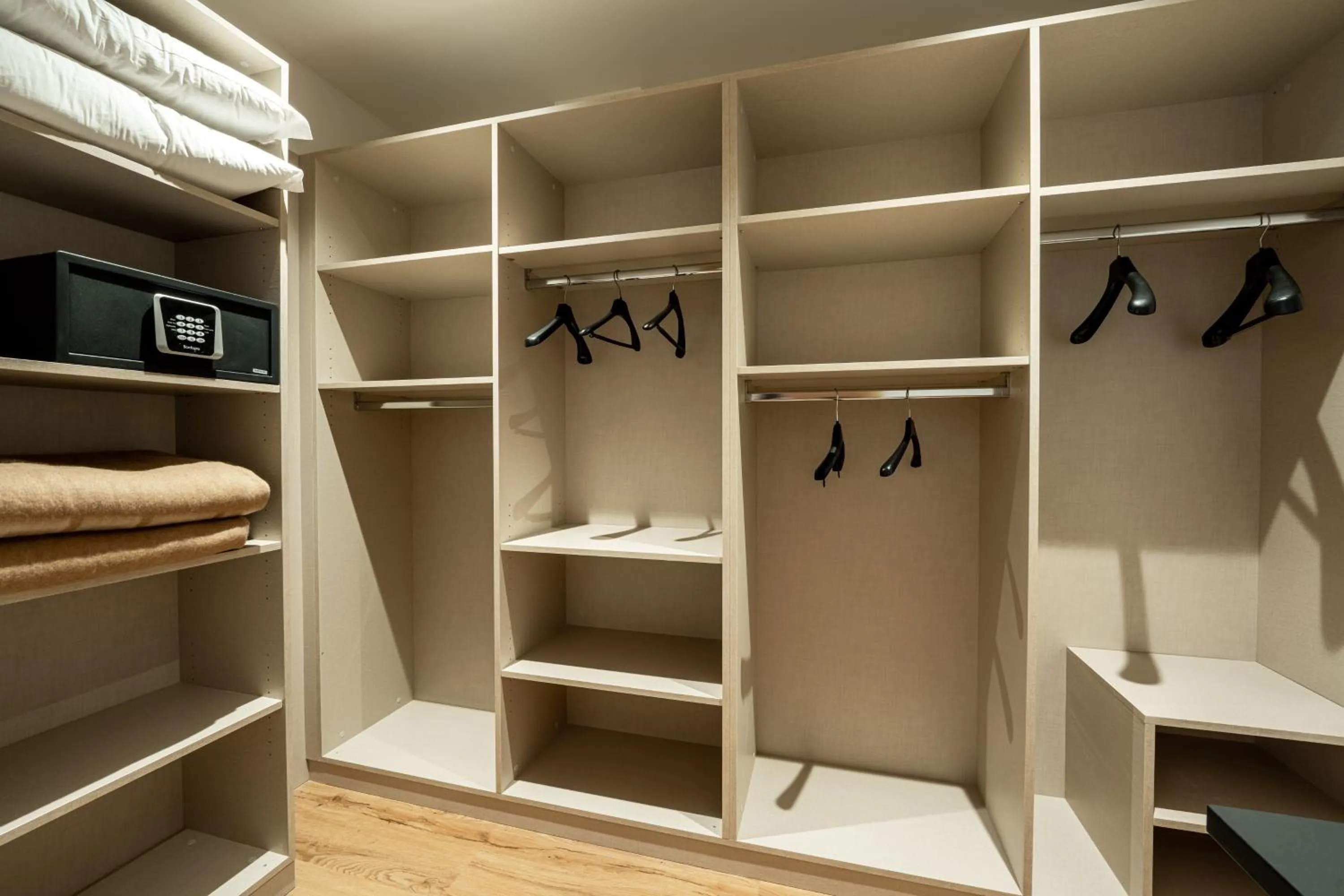 wardrobe, Bed in Albergo Garni Edy (B&B)