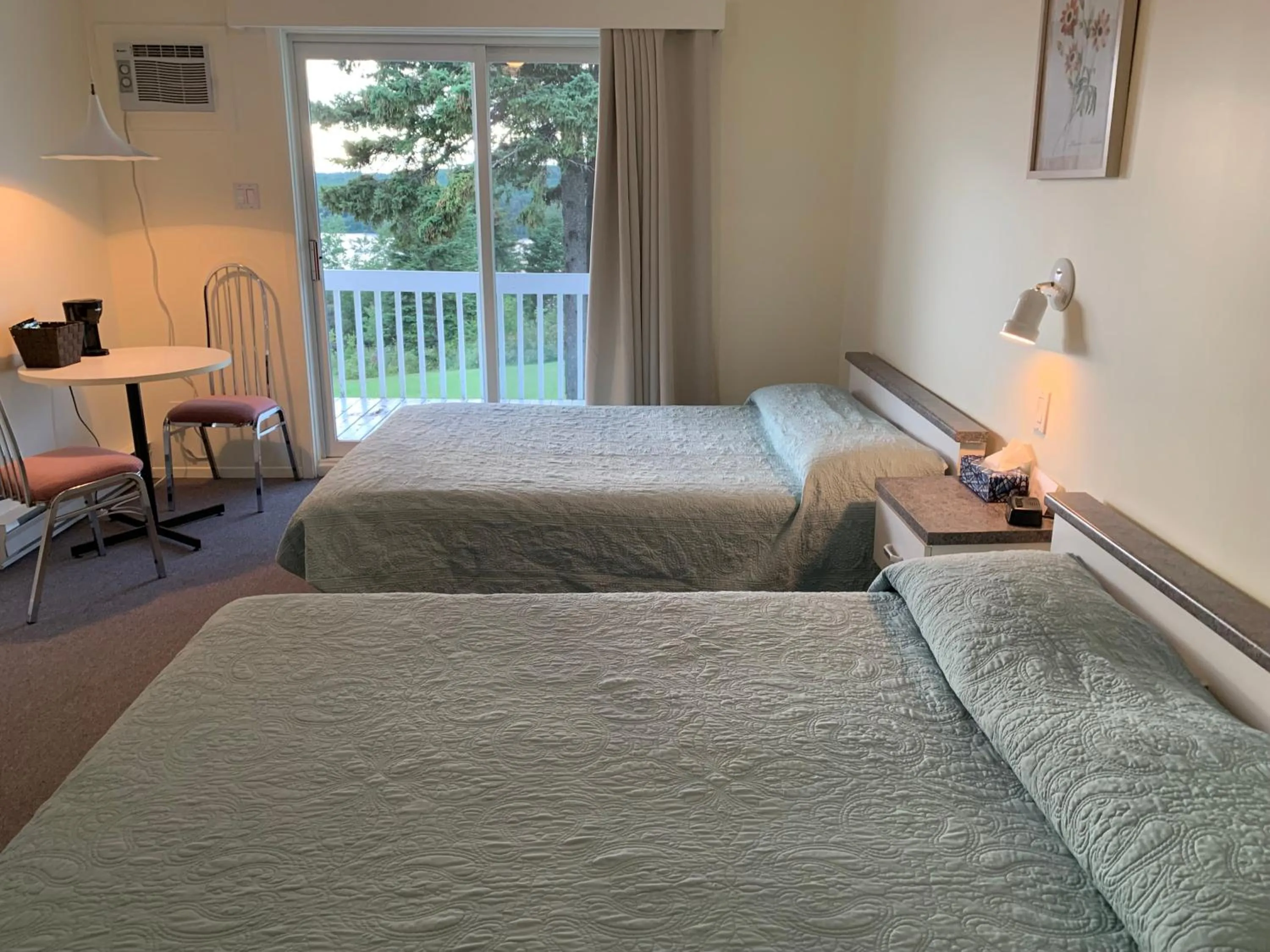 Photo of the whole room, Bed in Auberge Motel Panorama
