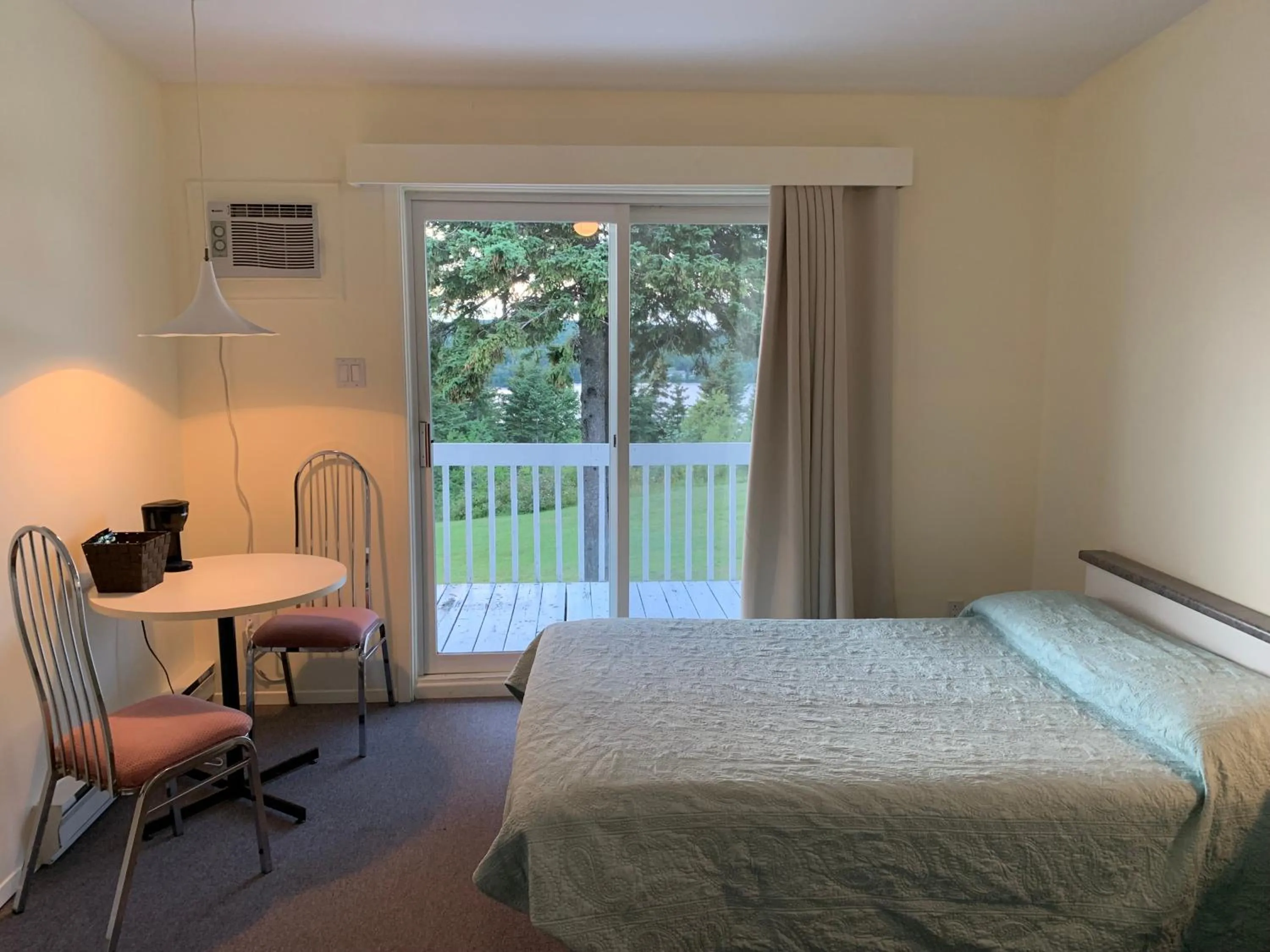 Balcony/Terrace, Bed in Auberge Motel Panorama