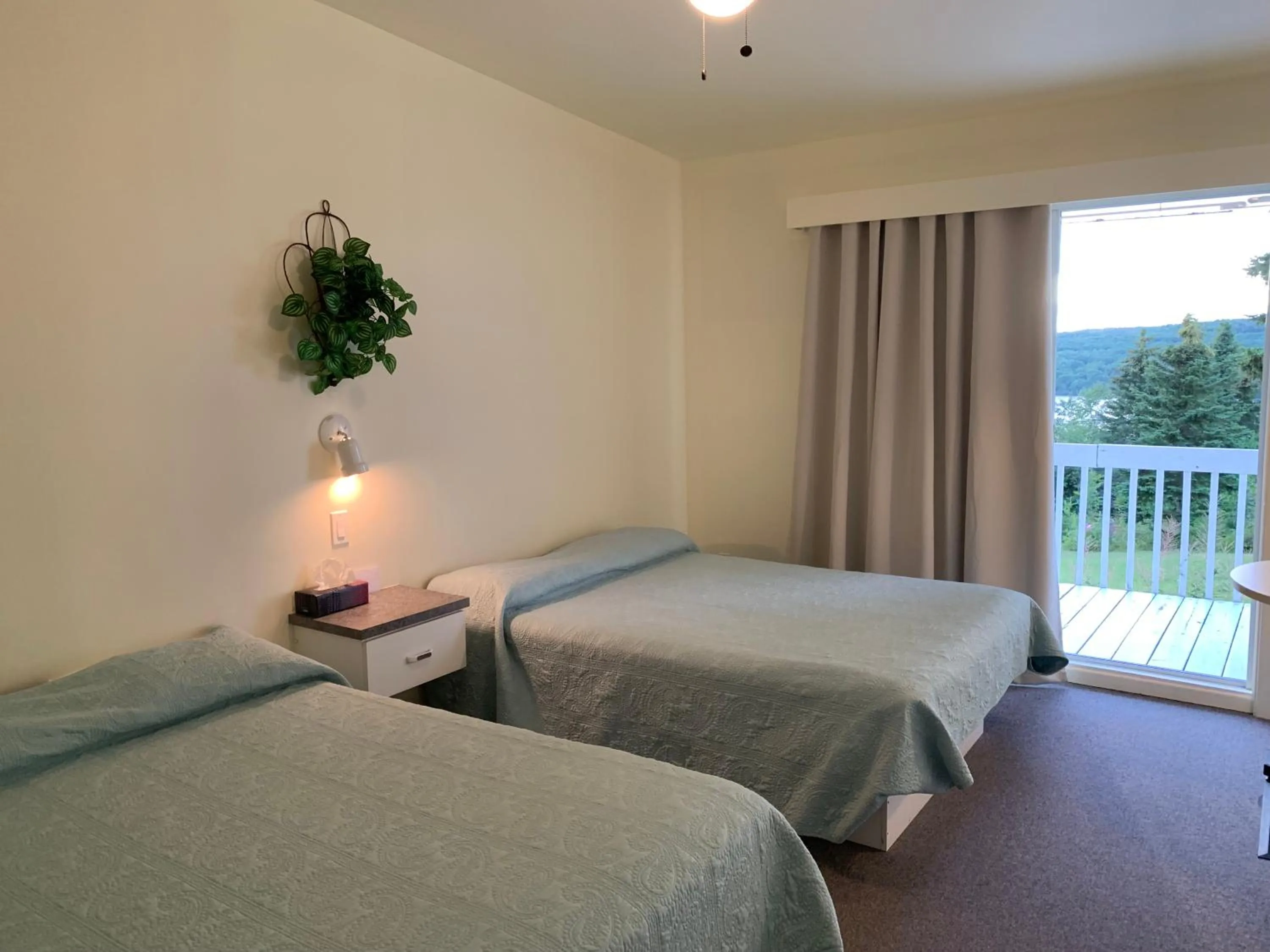 Bedroom, Bed in Auberge Motel Panorama