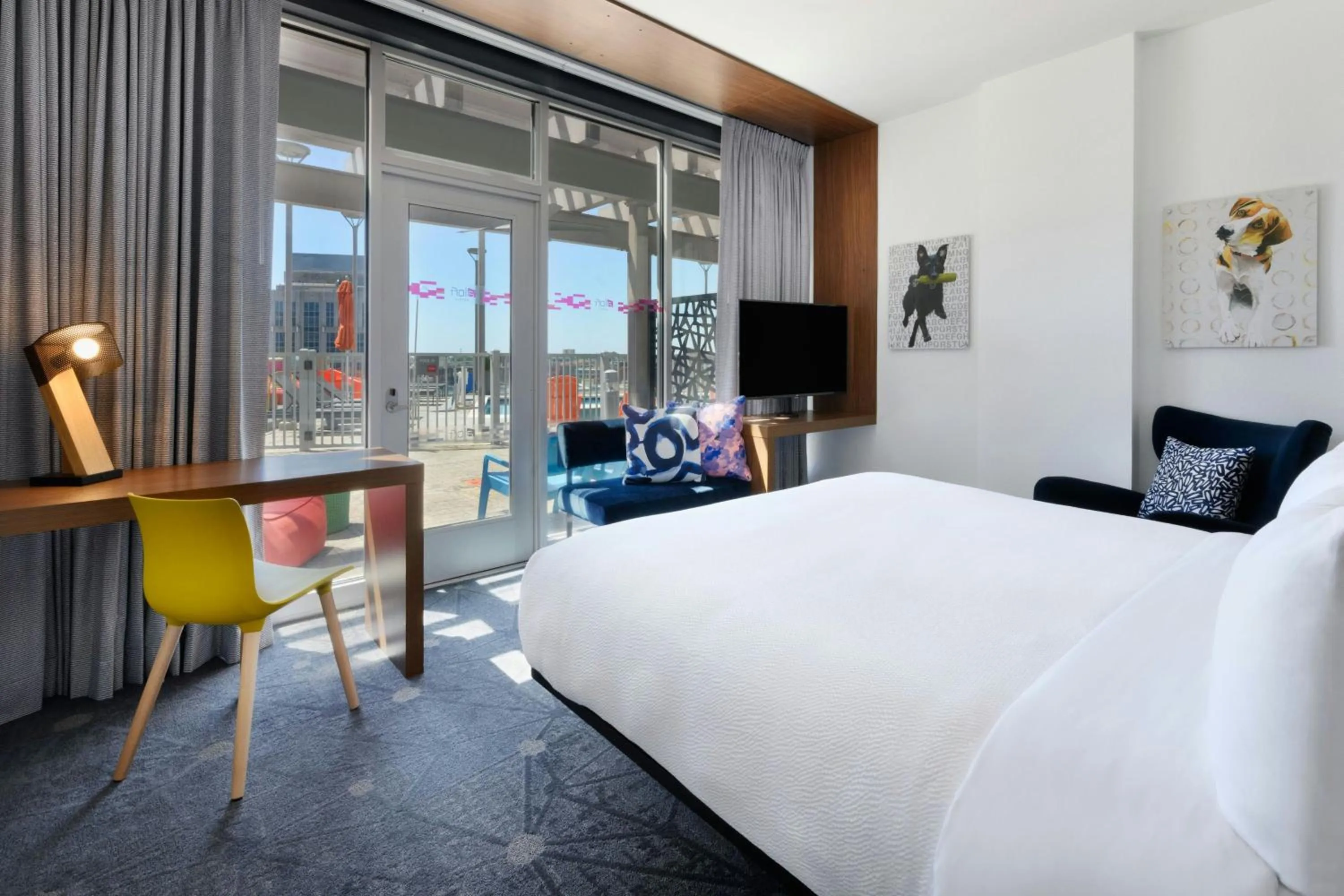 Swimming pool, Bed in Aloft Greenville Downtown