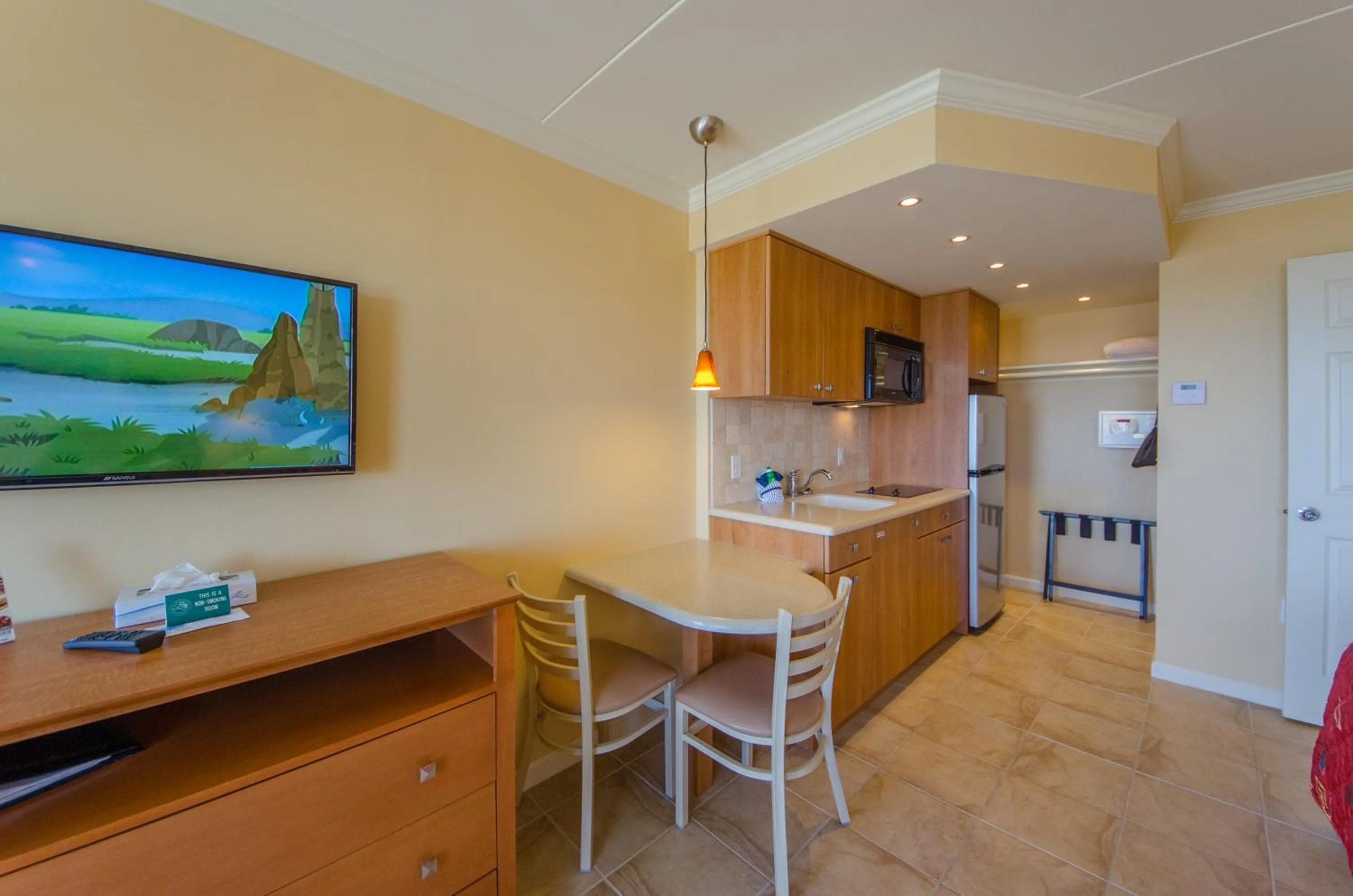 Kitchen or kitchenette in Fleur de Lis Beach Motel
