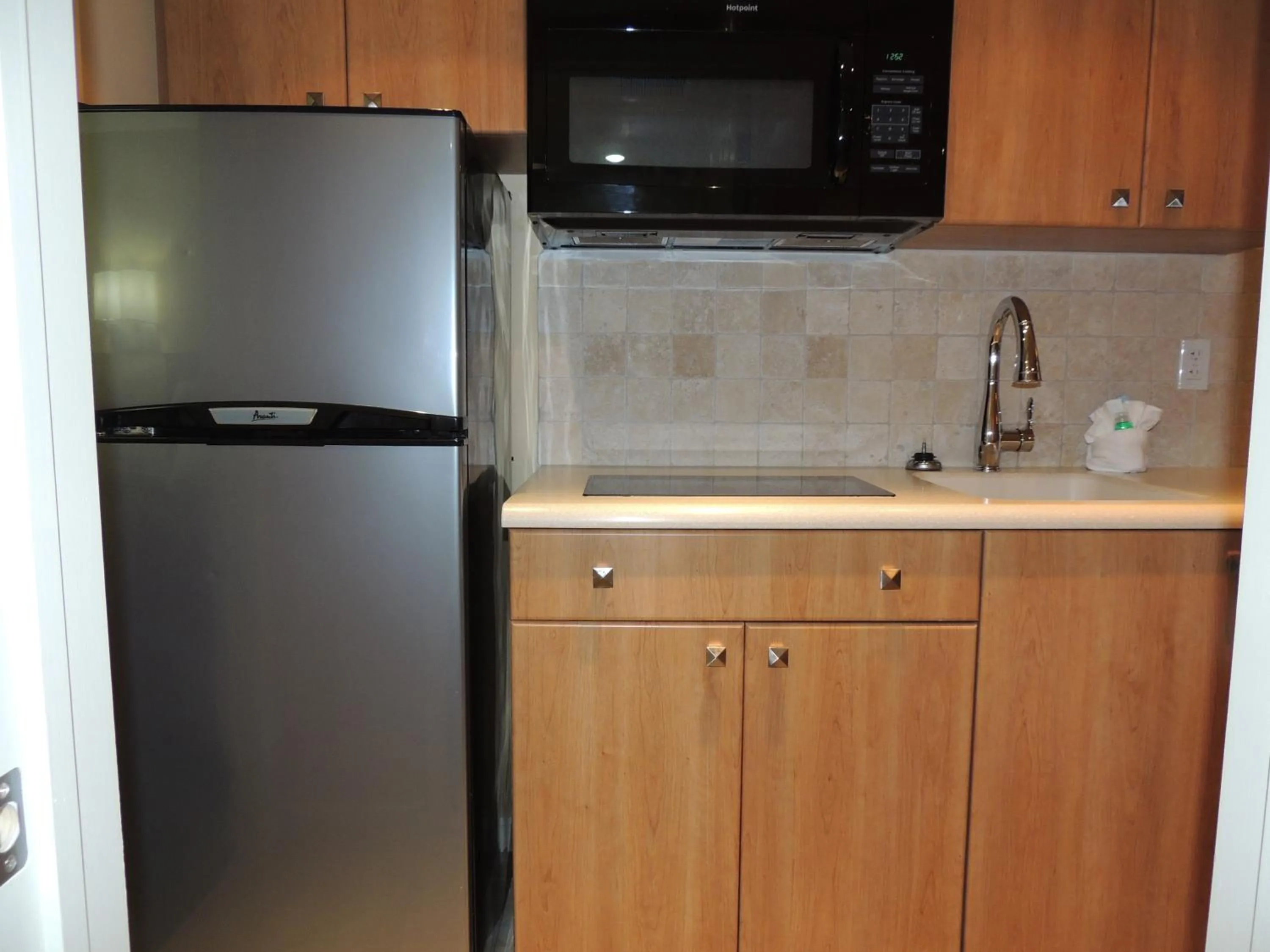 Kitchen or kitchenette in Fleur de Lis Beach Motel