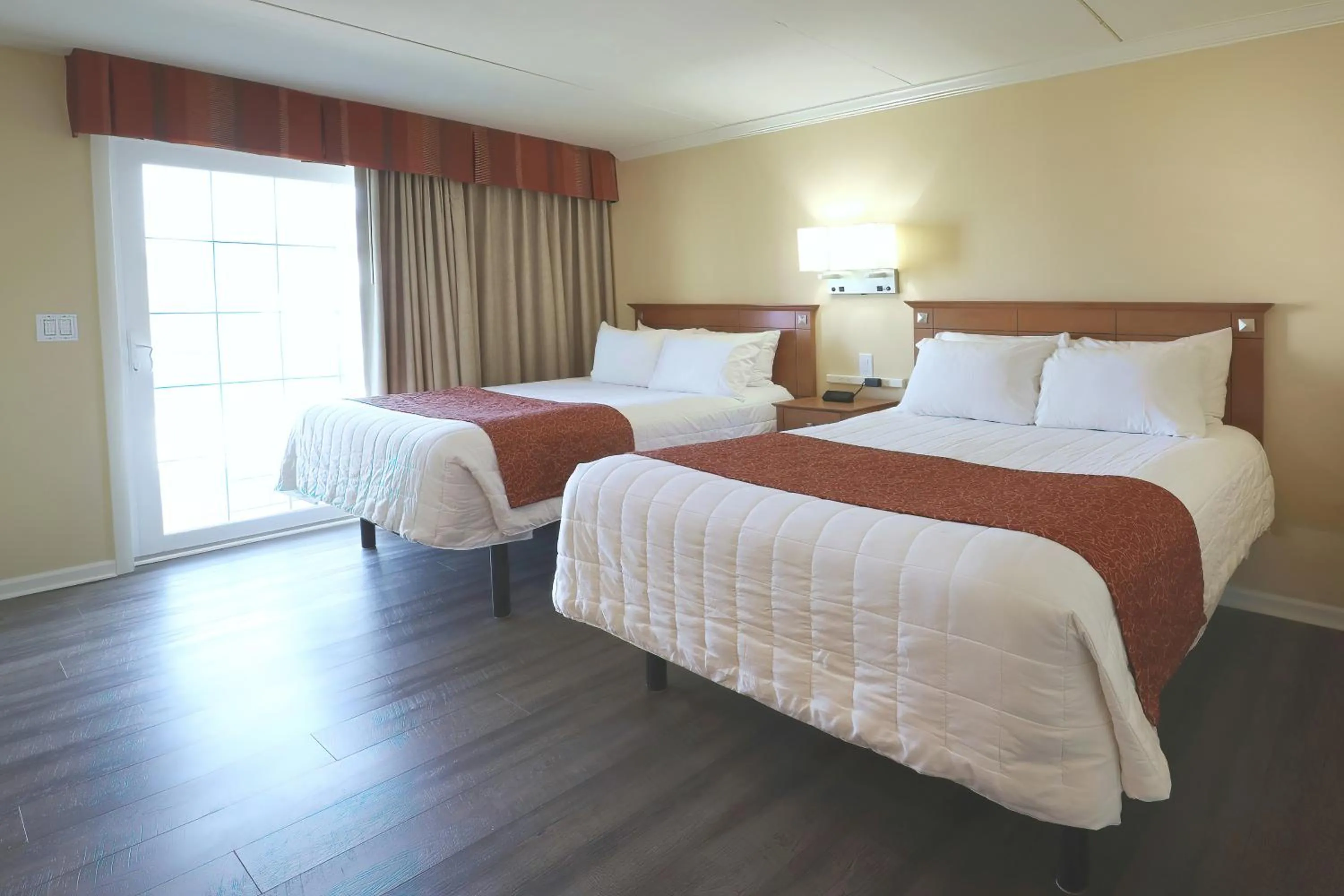 Bedroom, Bed in Fleur de Lis Beach Motel