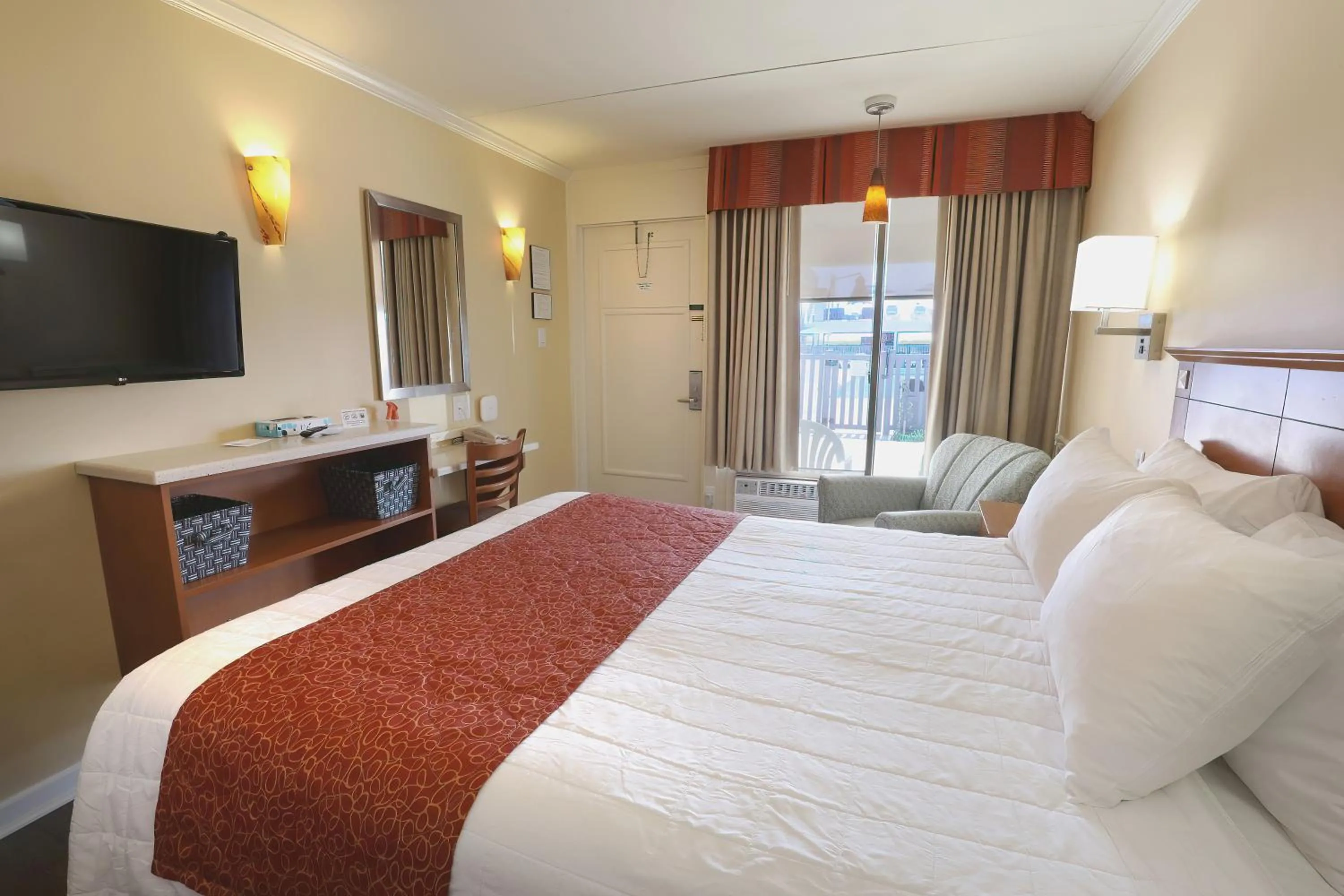 Bed in Fleur de Lis Beach Motel