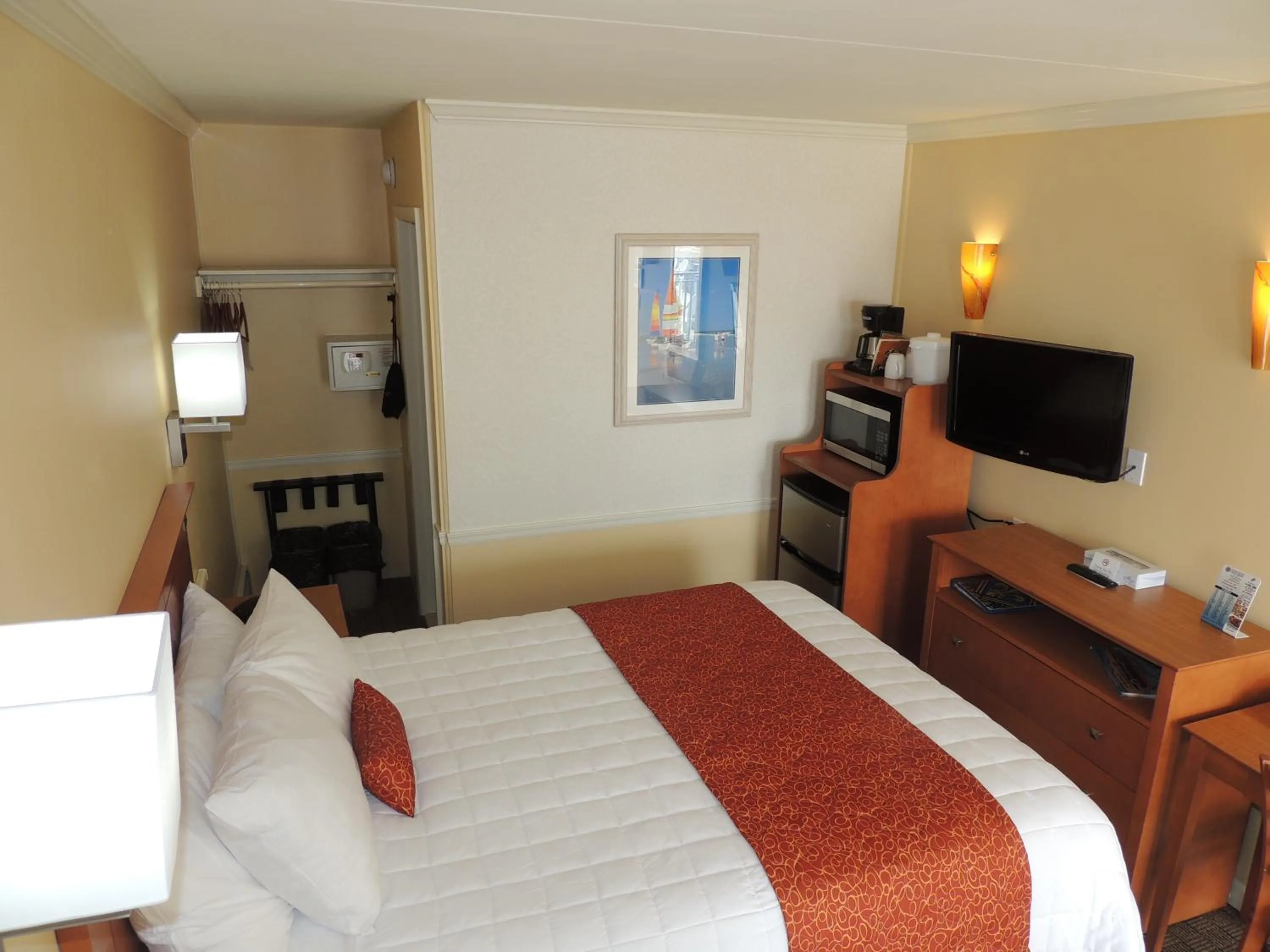 Photo of the whole room, Bed in Fleur de Lis Beach Motel