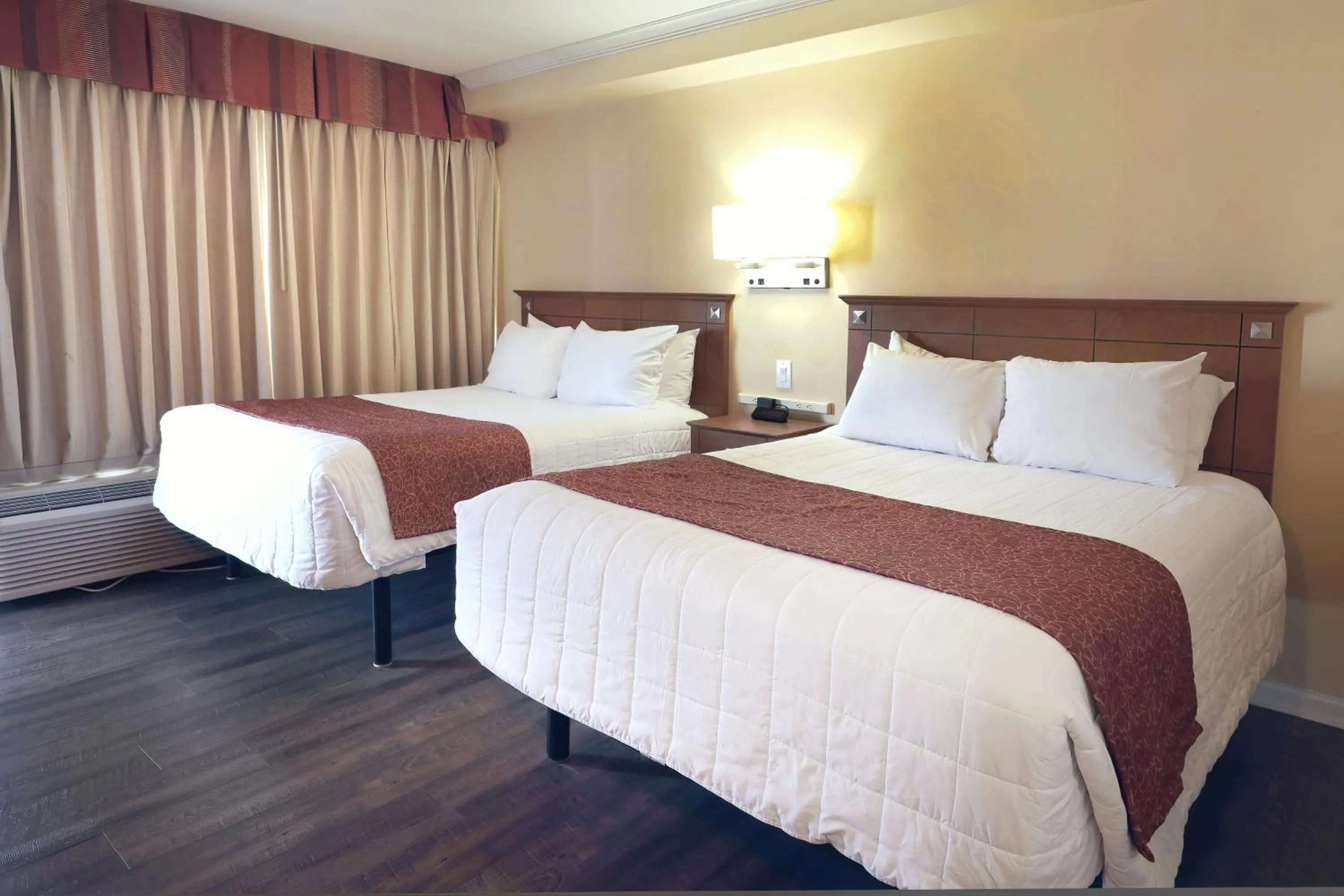 Bed in Fleur de Lis Beach Motel