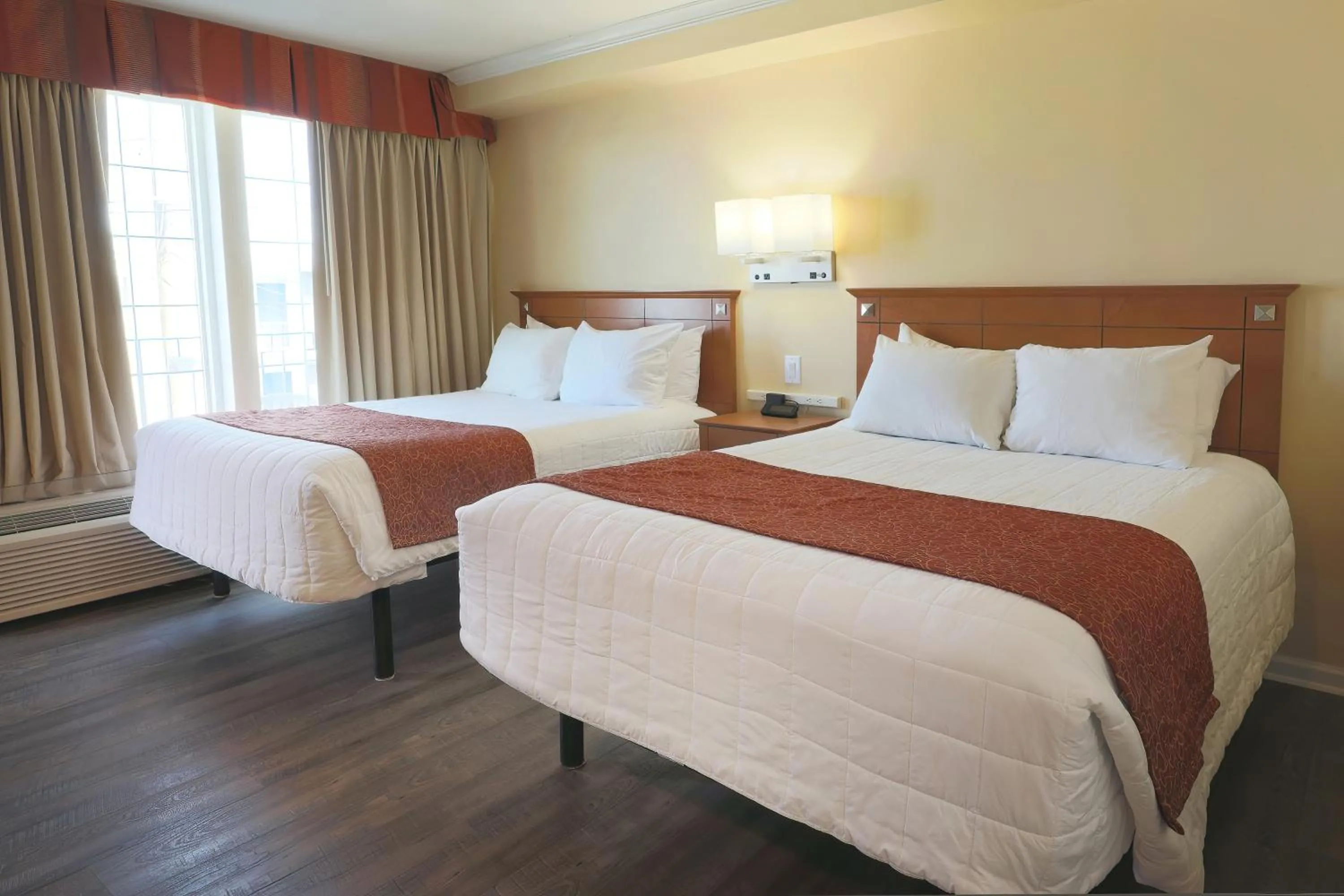 Bed in Fleur de Lis Beach Motel