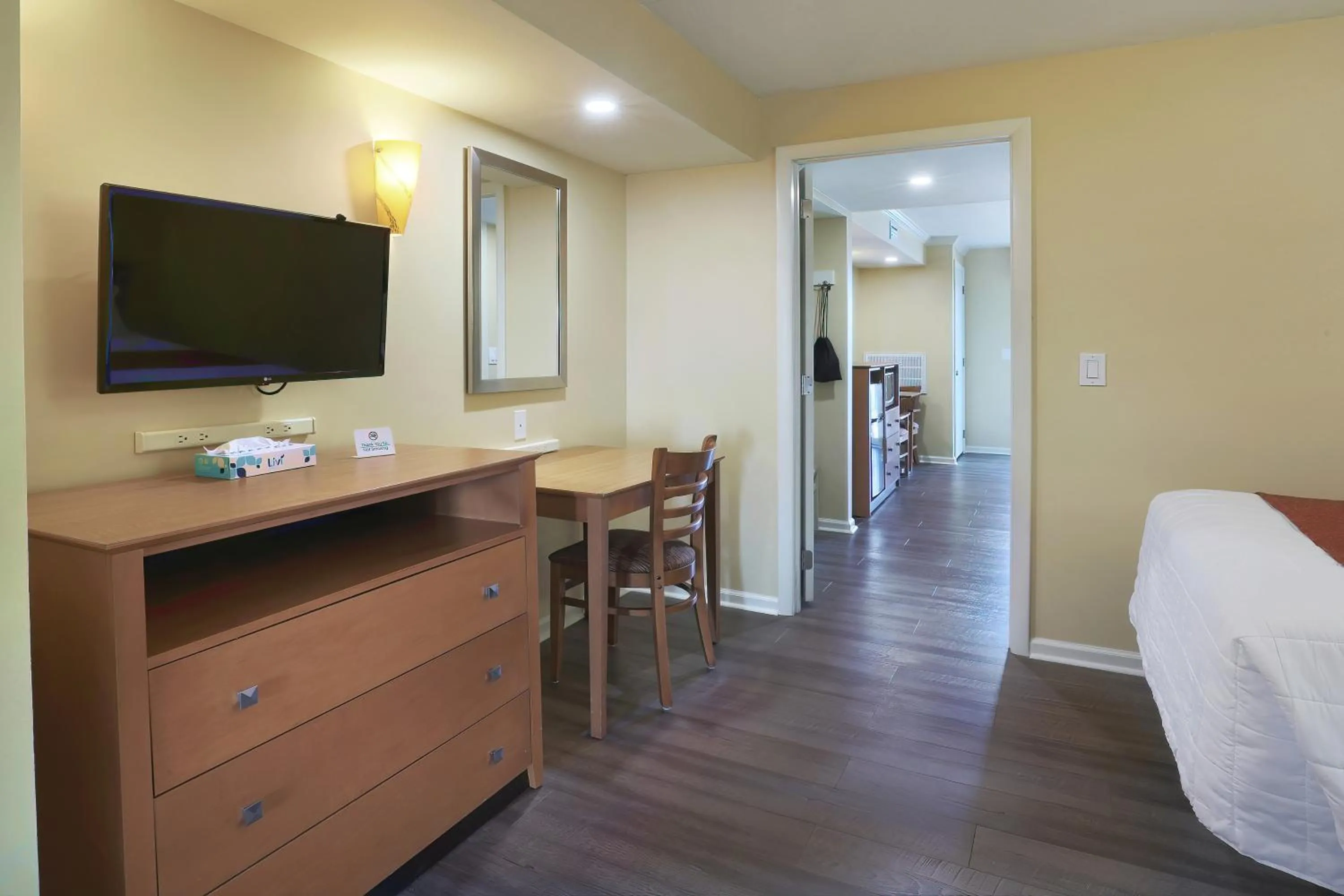 Bedroom, Bed in Fleur de Lis Beach Motel