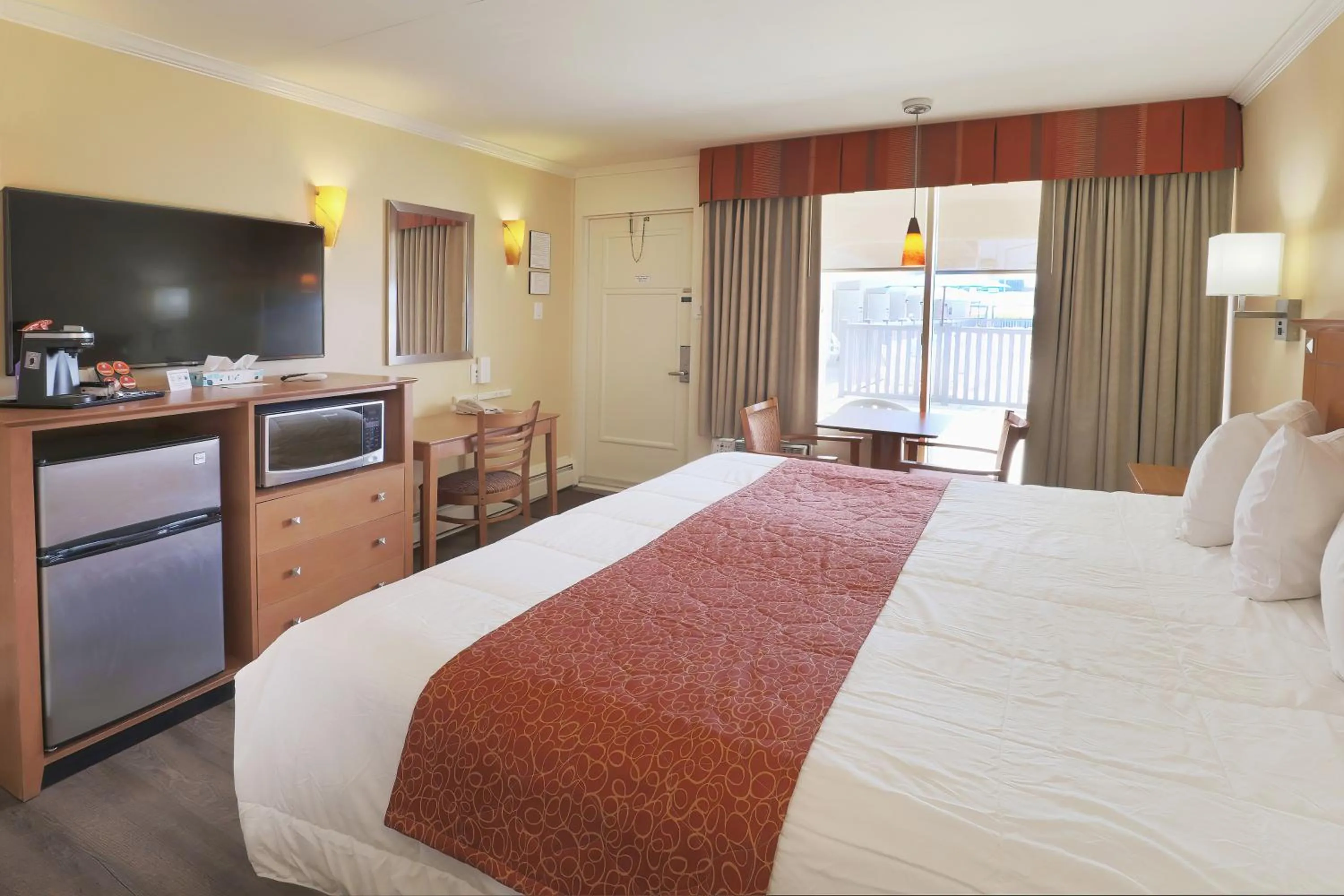 Bed in Fleur de Lis Beach Motel